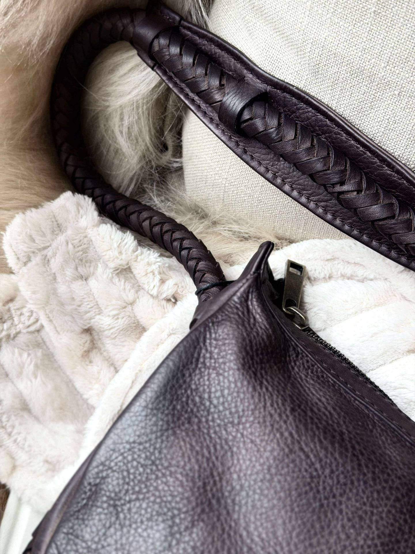 Handtasche mit schönem geflochtenem Riemen - Braun