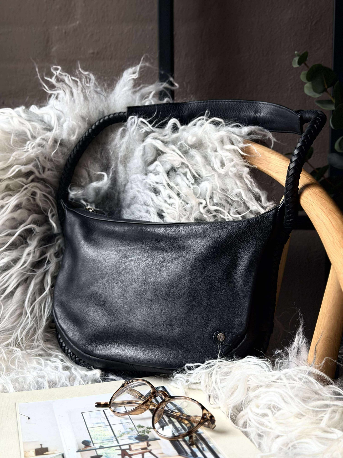 Handtasche mit schönem geflochtenem Riemen - Schwarz