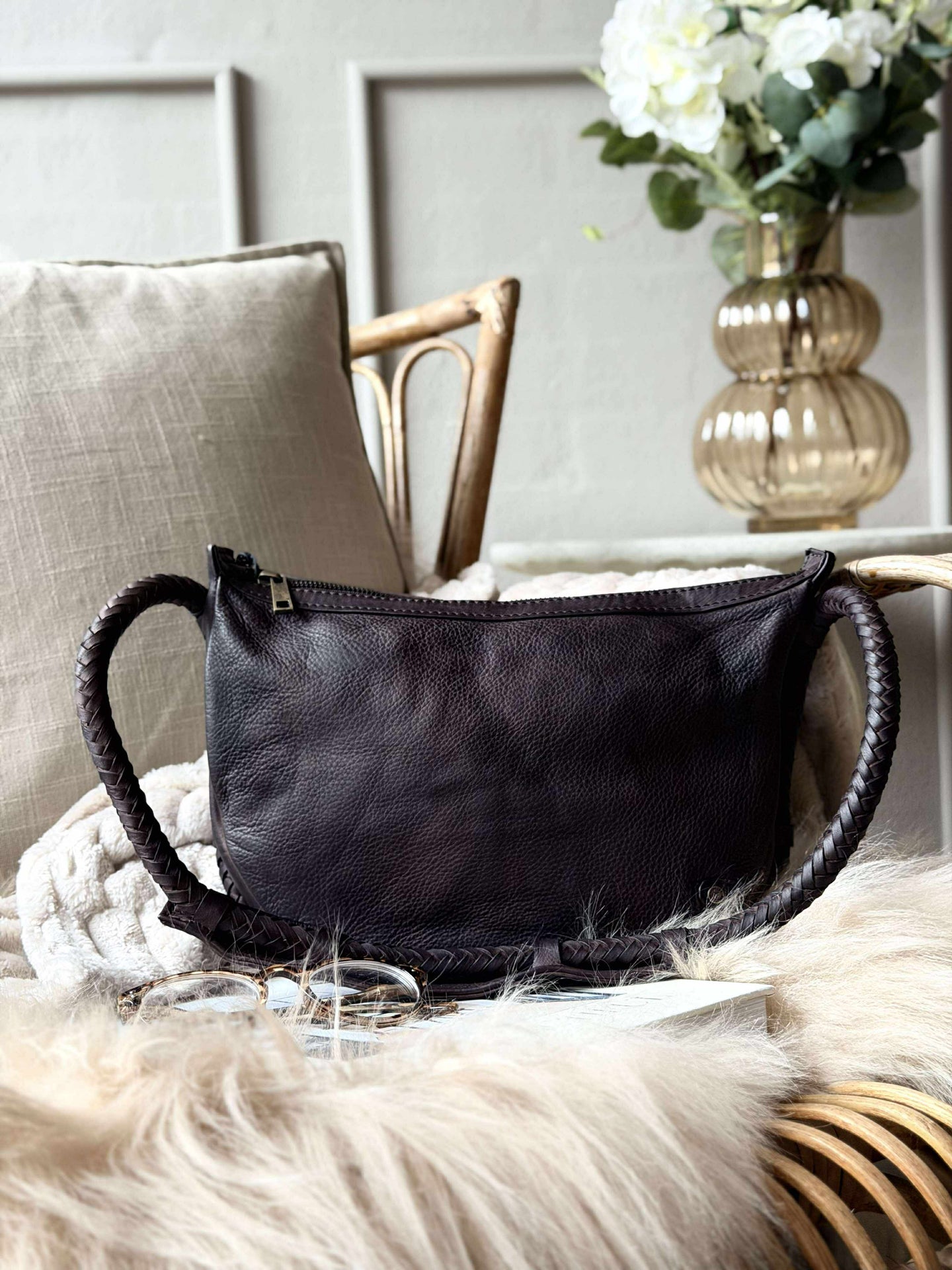 Handtasche mit schönem geflochtenem Riemen - Braun
