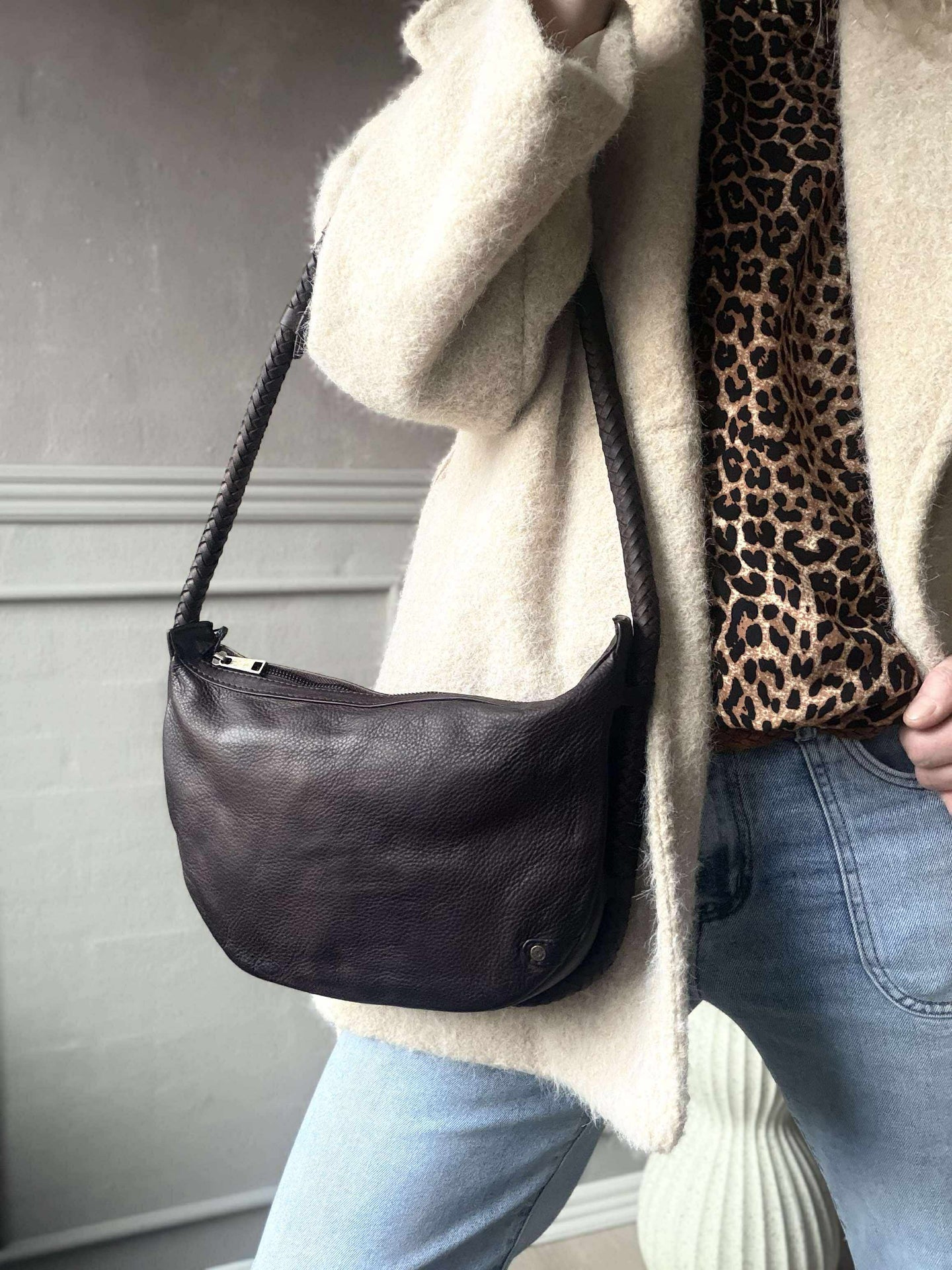 Handtasche mit schönem geflochtenem Riemen - Braun