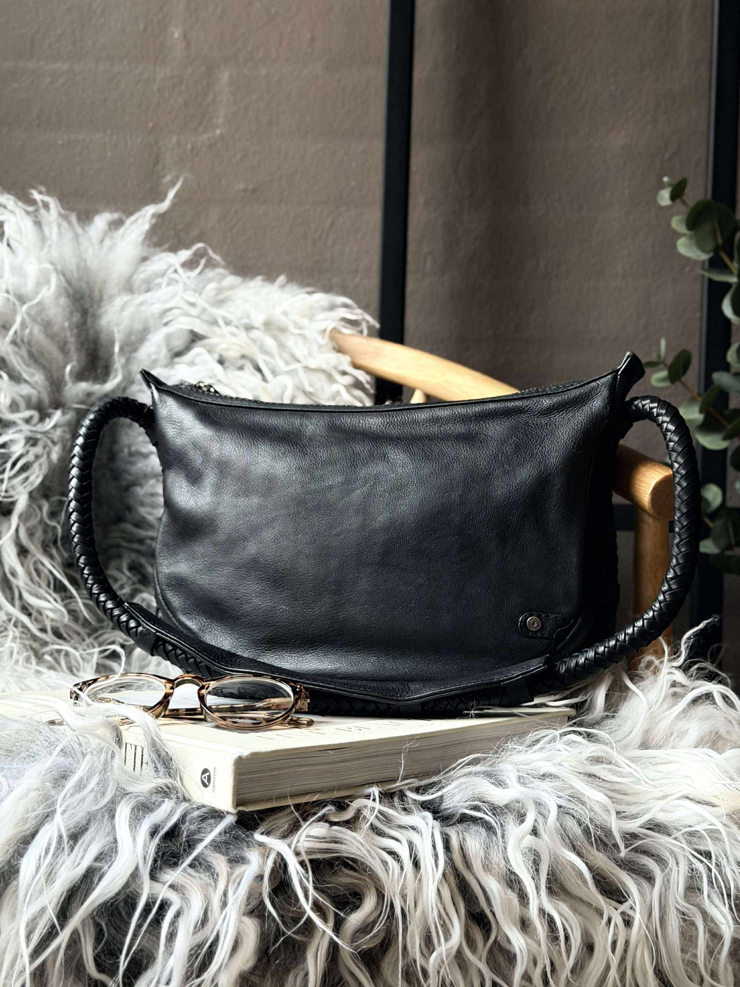 Handtasche mit schönem geflochtenem Riemen - Schwarz