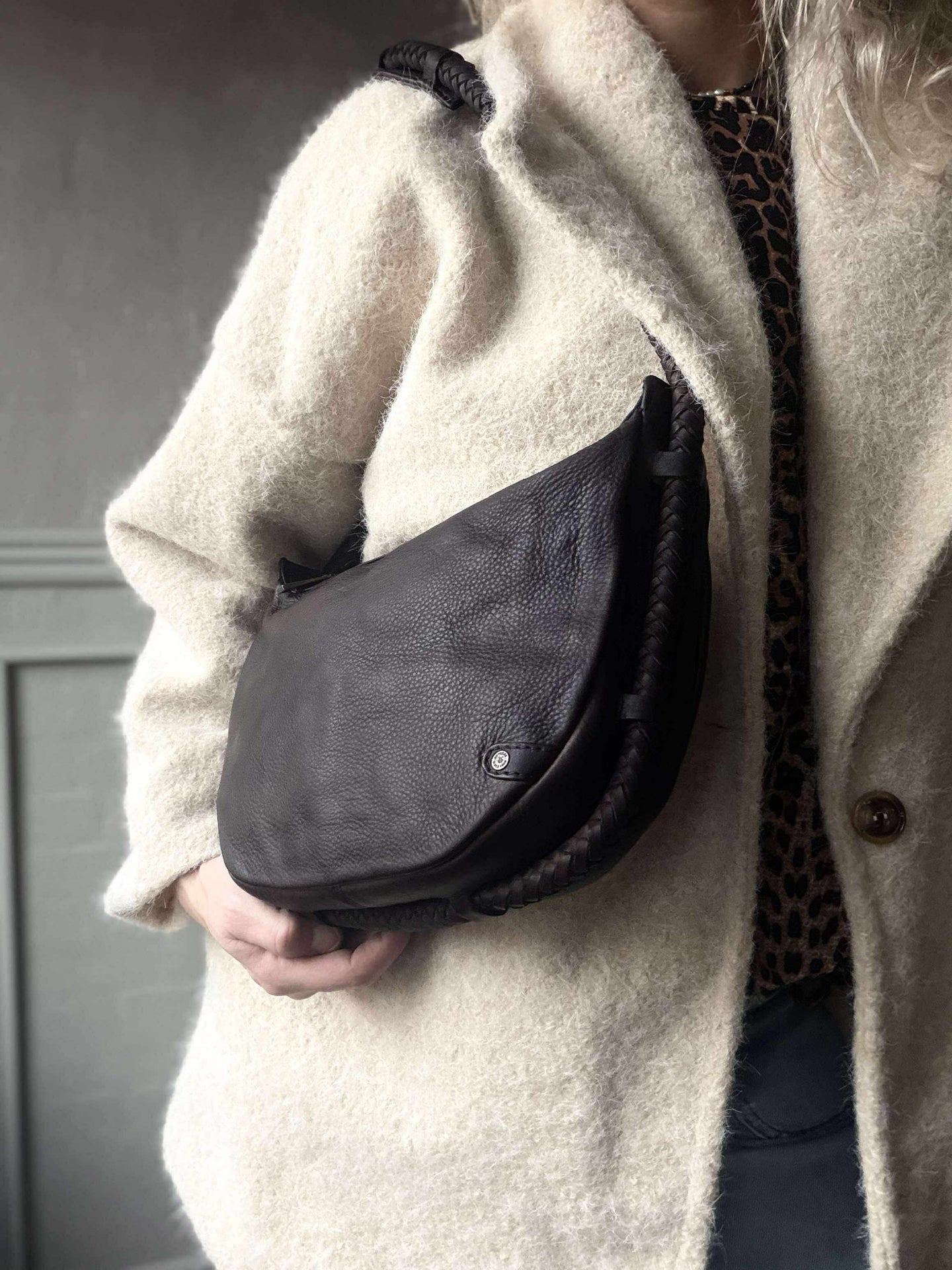 Handtasche mit schönem geflochtenem Riemen - Braun