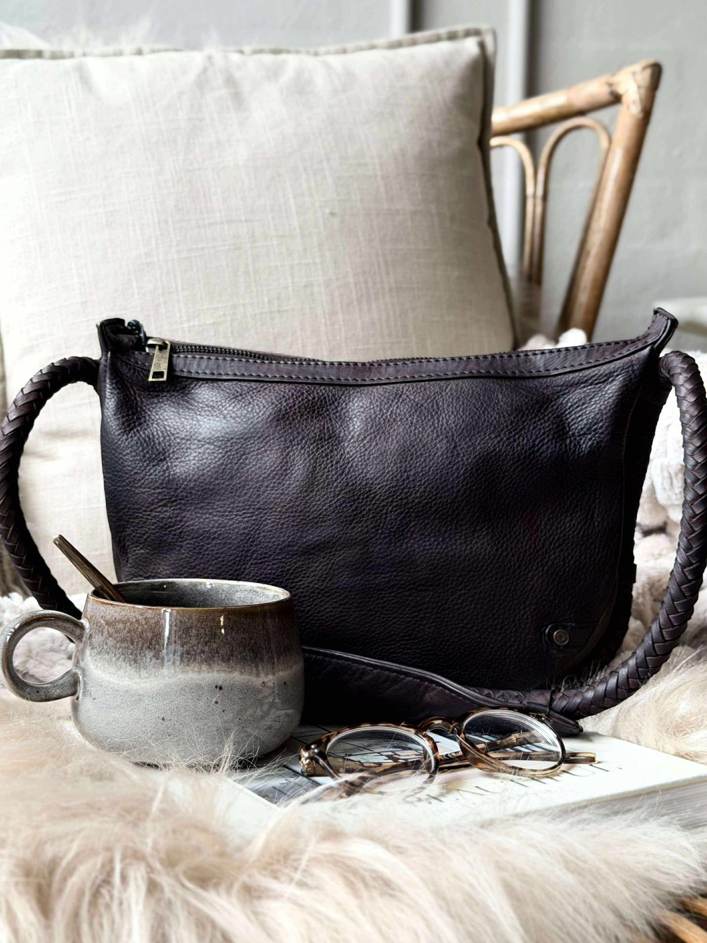 Handtasche mit schönem geflochtenem Riemen - Braun