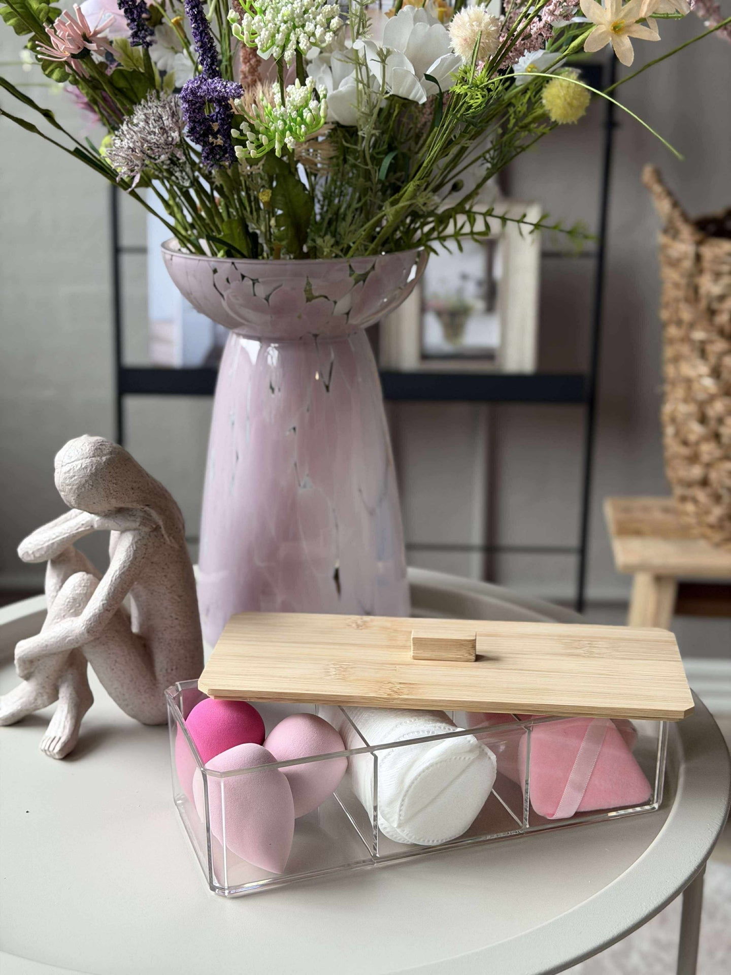 Make-up-Organizer mit Inhalt
