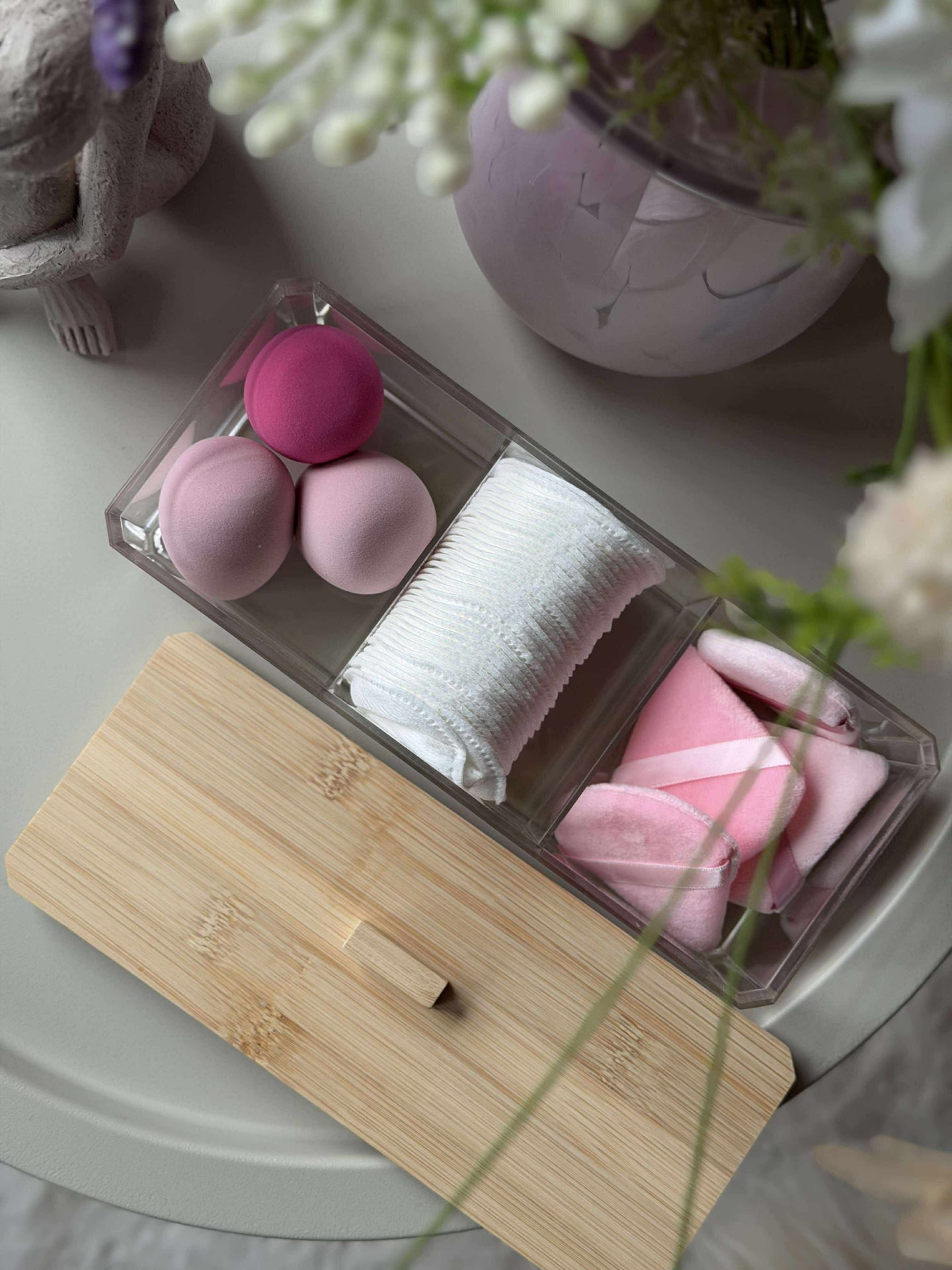 Make-up-Organizer mit Inhalt