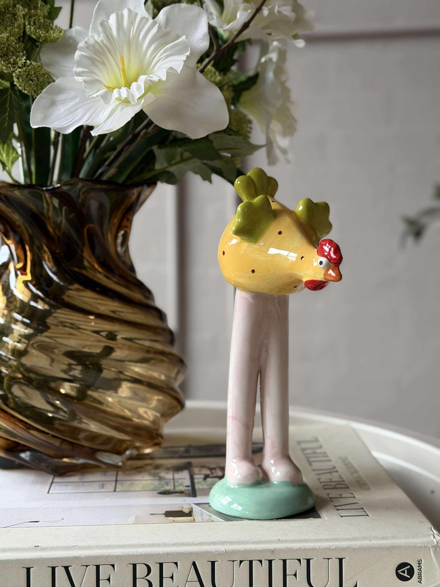 Huhn mit langen Beinen - Gelb mit Punkten