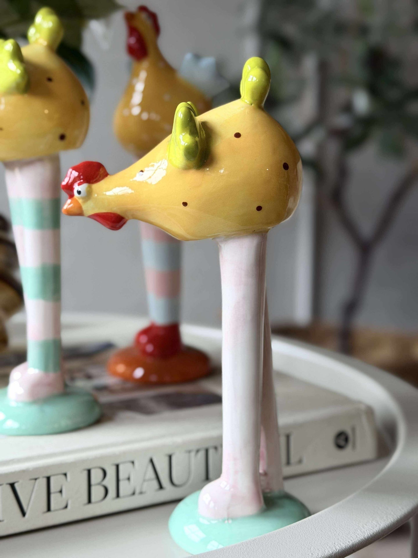 Huhn mit langen Beinen - Gelb mit Punkten