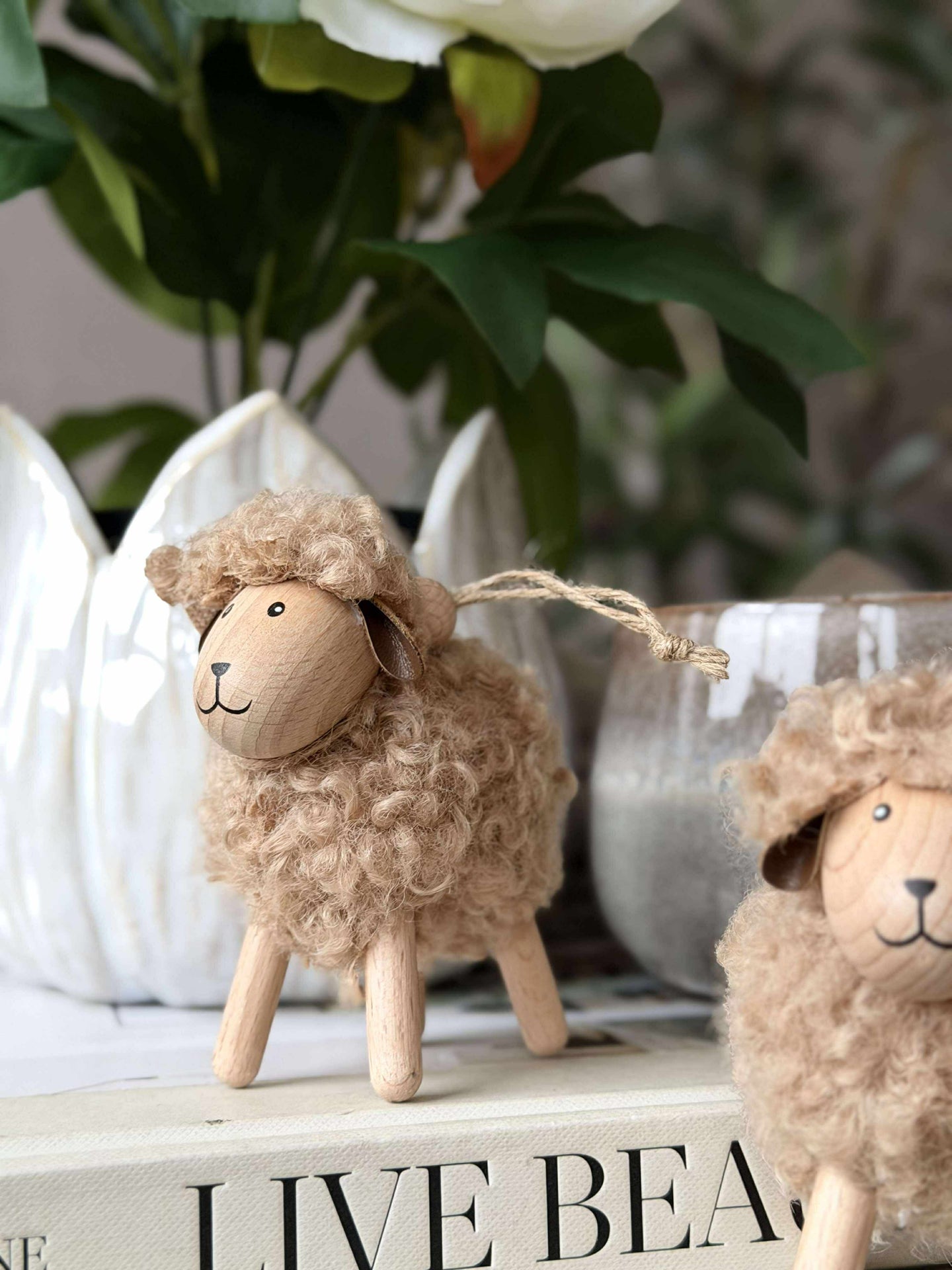 Schaf Fluffy Buche/Natur 8 cm
