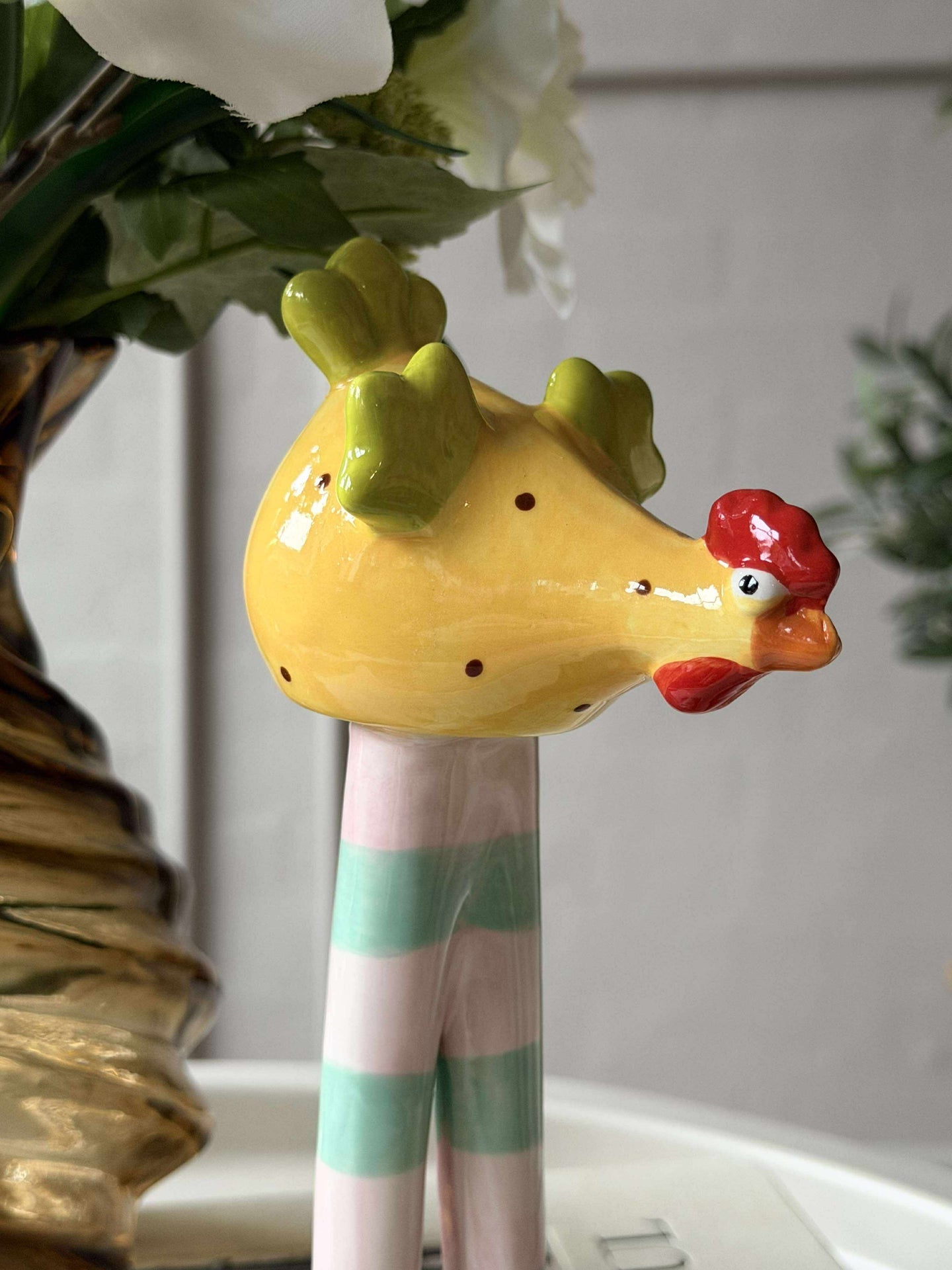 Huhn mit langen Beinen - Gelb mit Punkten
