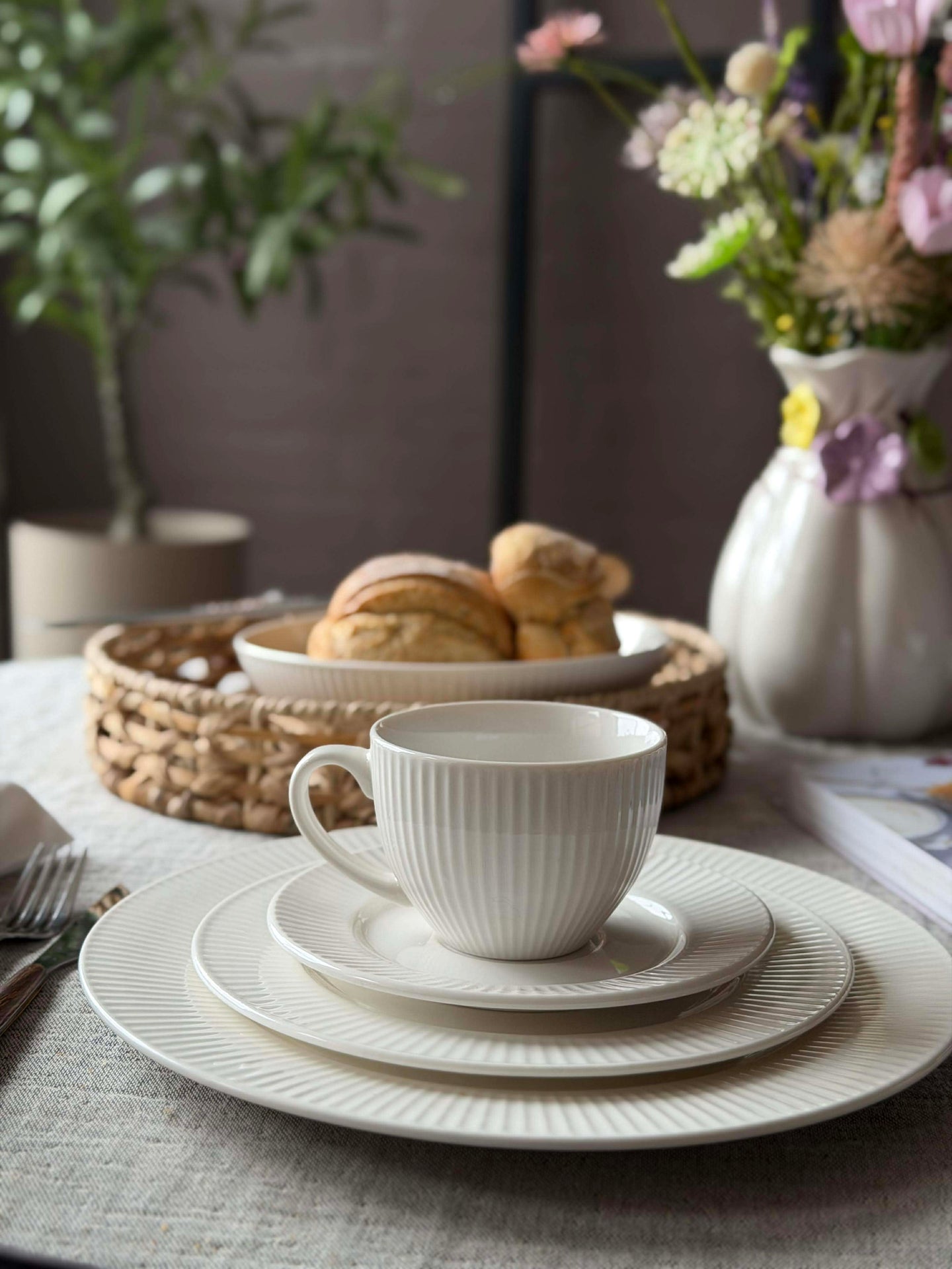 Tasse und Untertasse - geriffeltes Porzellan