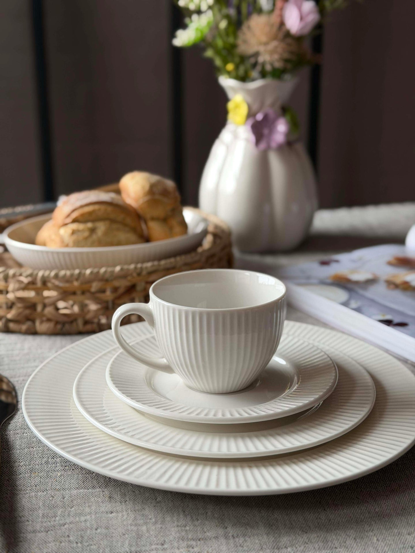 Tasse und Untertasse - geriffeltes Porzellan