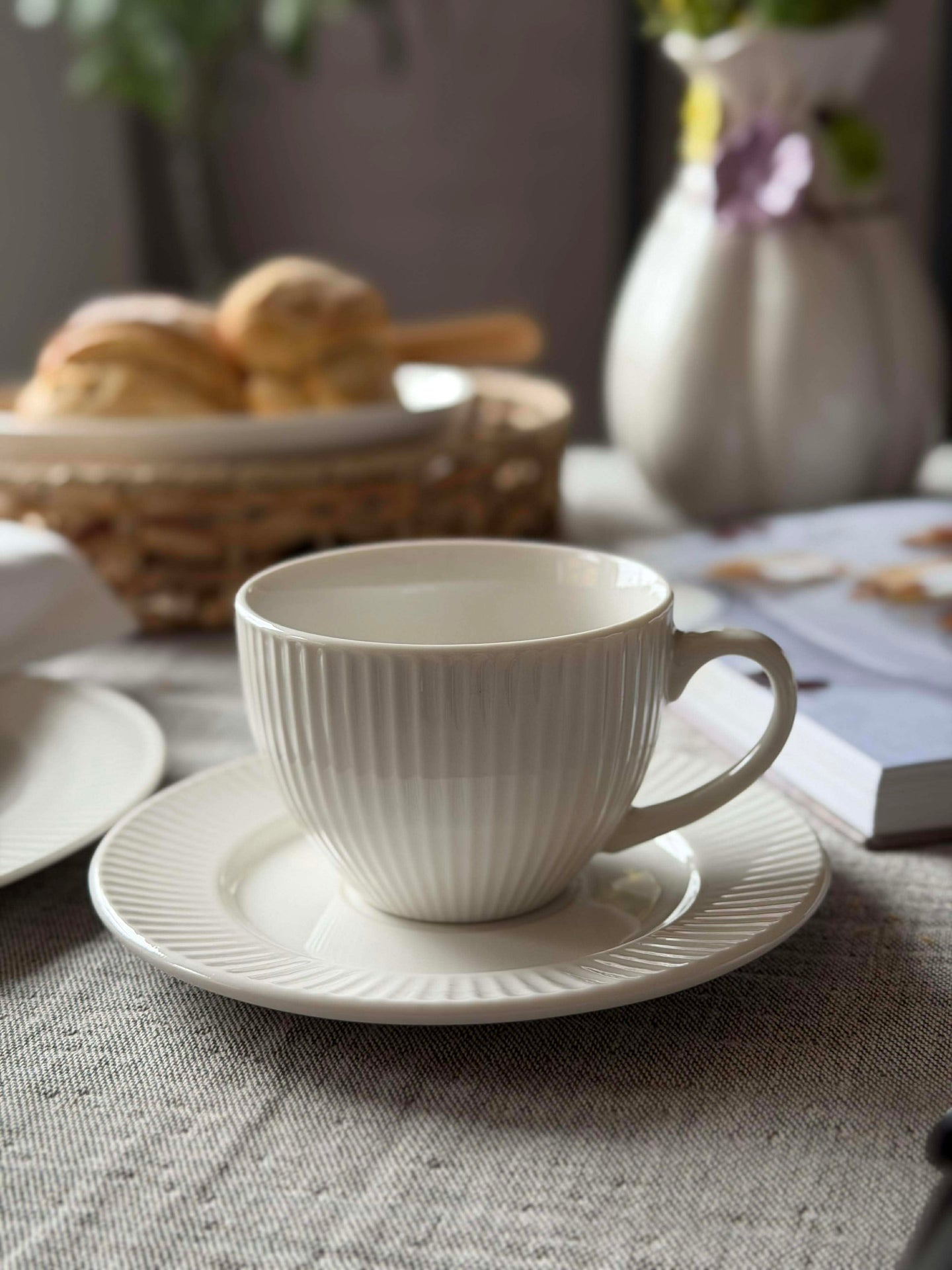 Tasse und Untertasse - geriffeltes Porzellan