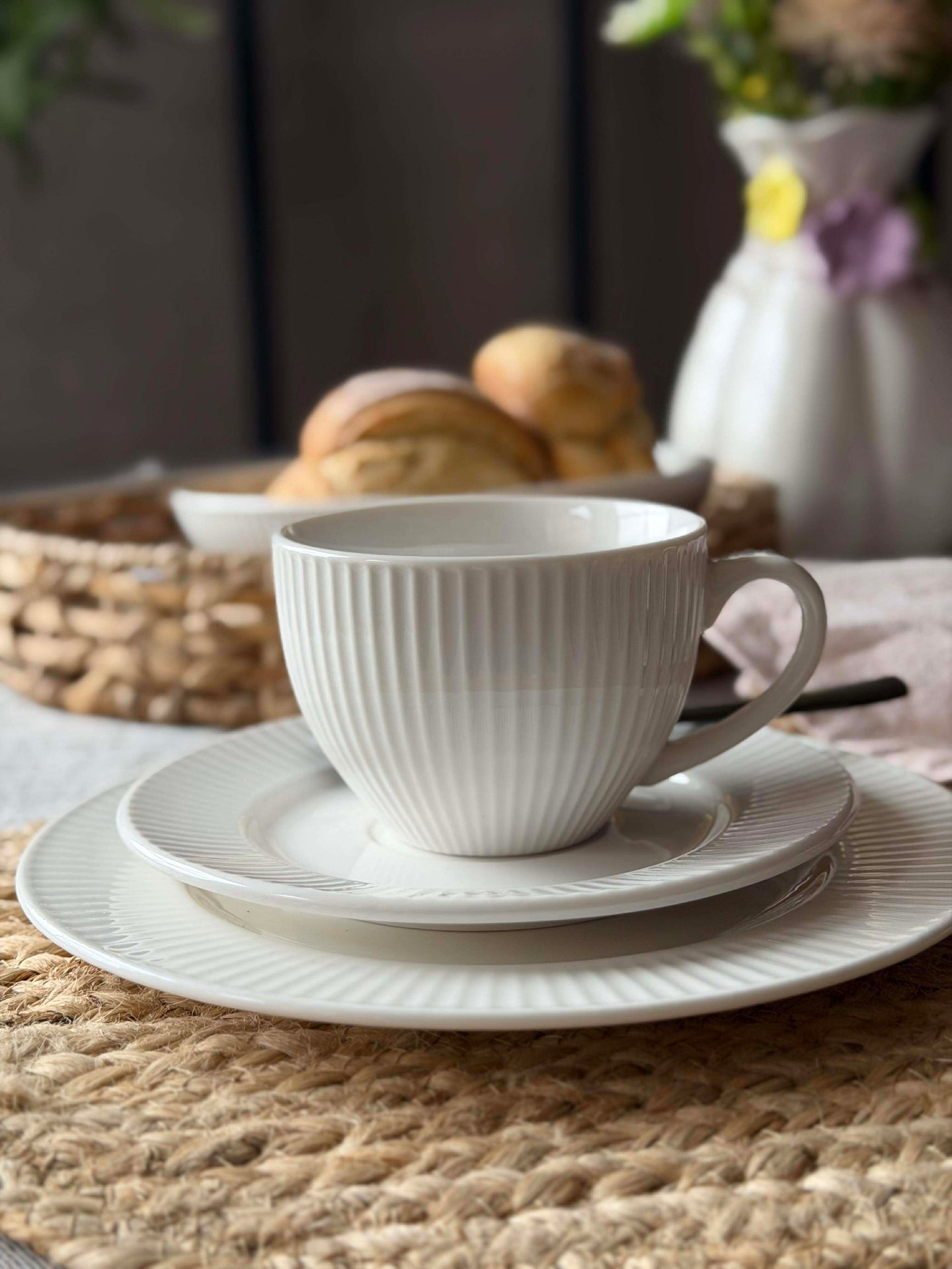 Tasse und Untertasse - geriffeltes Porzellan