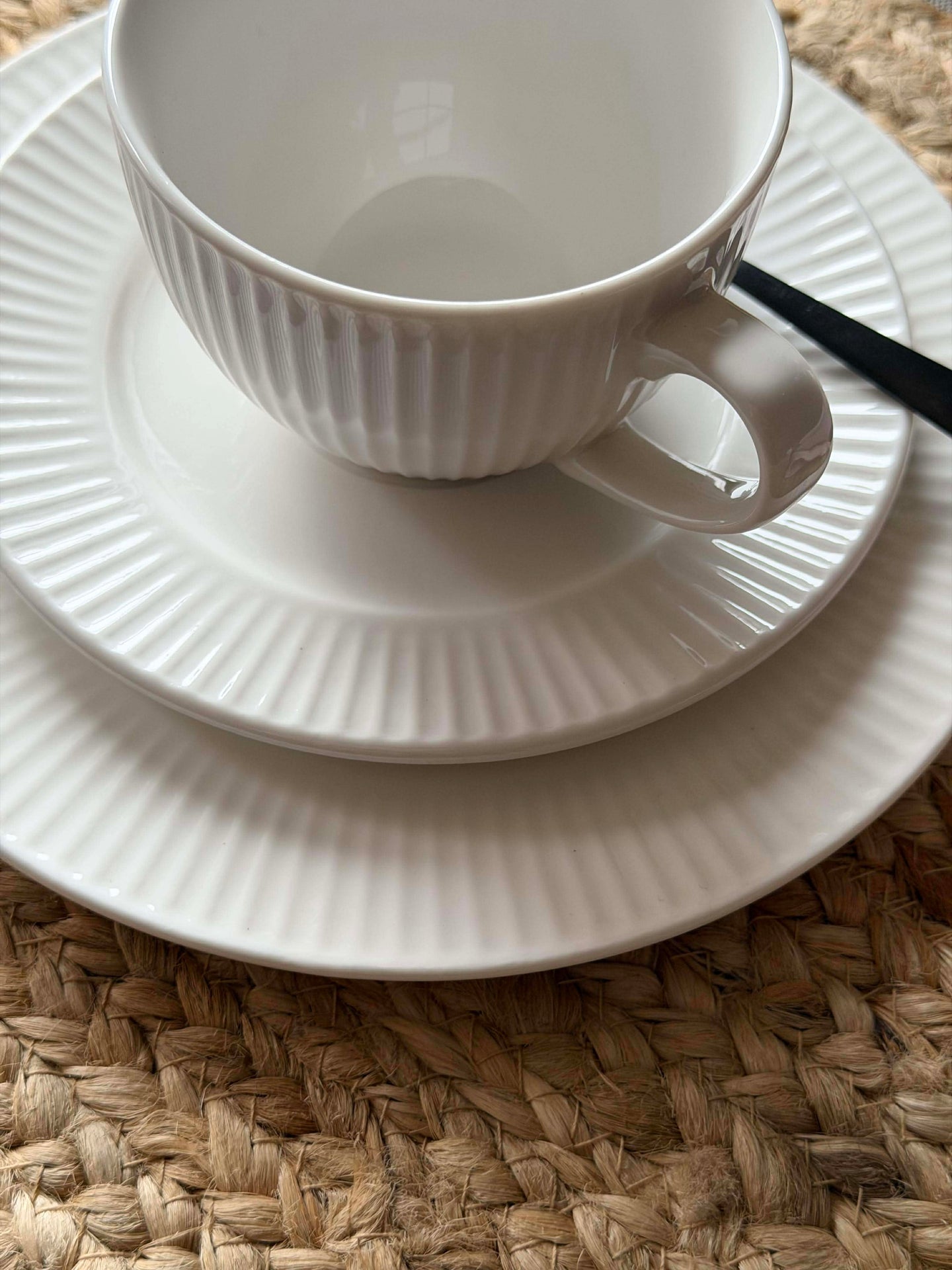 Tasse und Untertasse - geriffeltes Porzellan