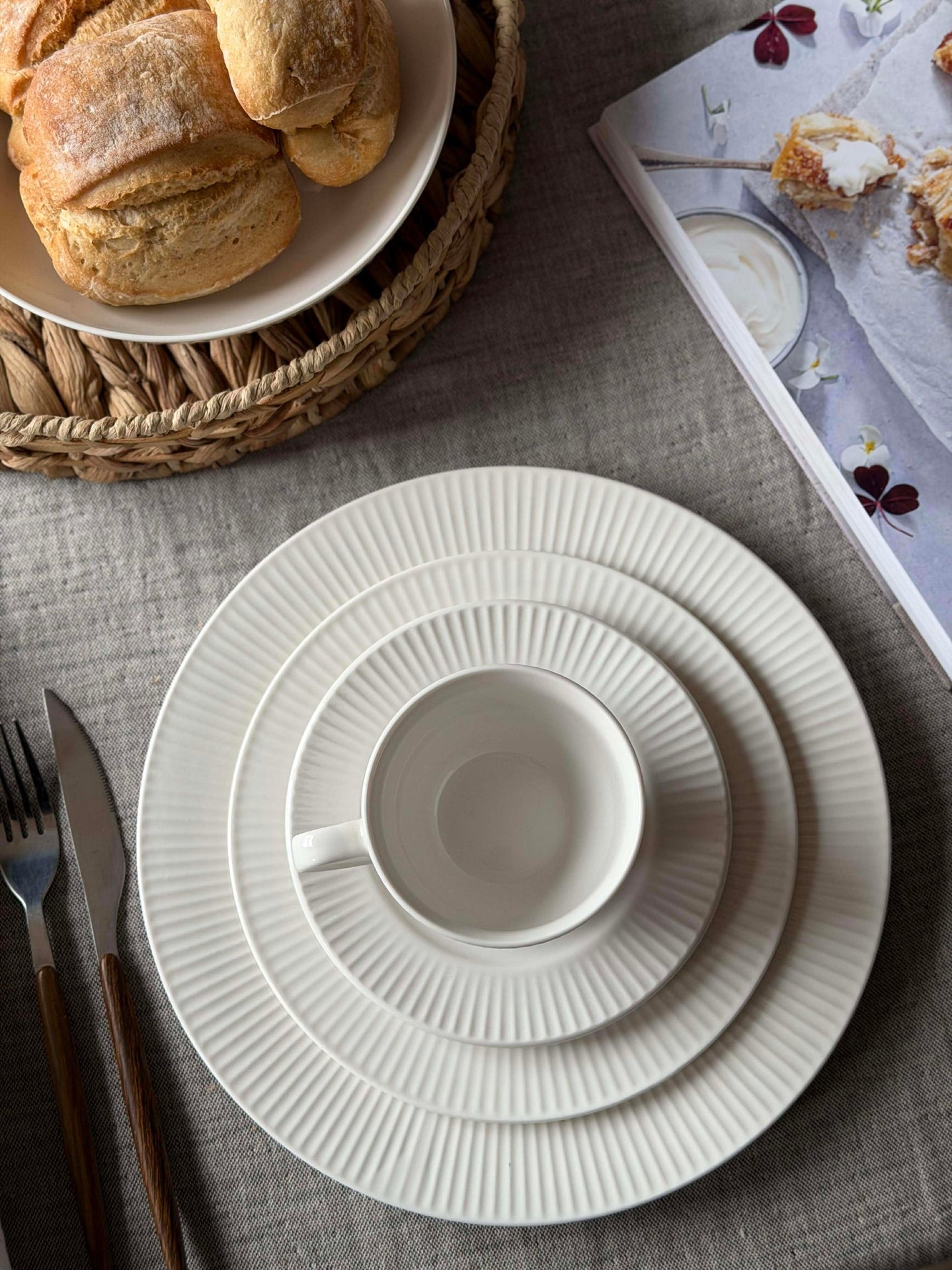 Tasse und Untertasse - geriffeltes Porzellan