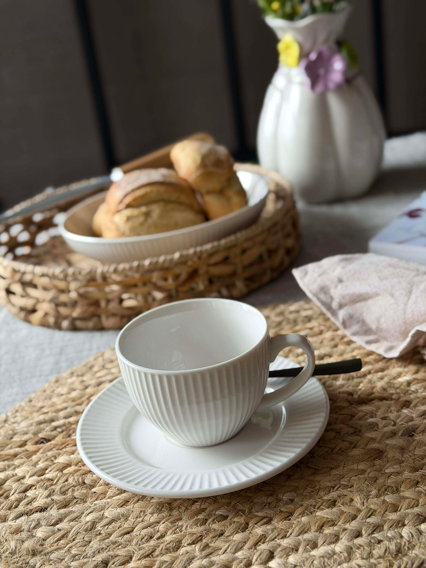 Tasse und Untertasse - geriffeltes Porzellan