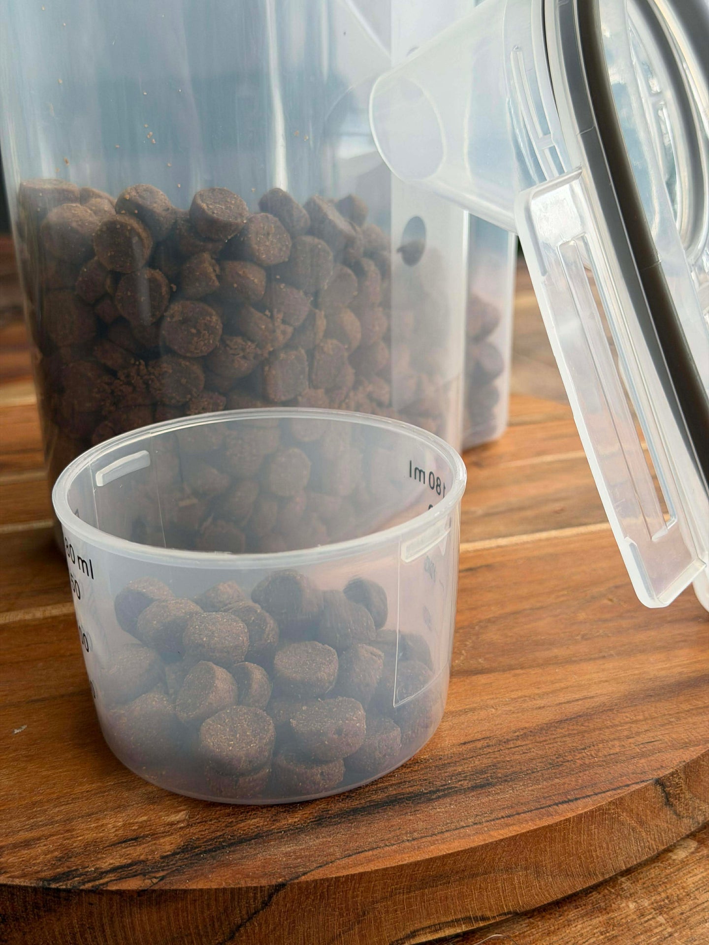 Behälter mit Messbecher für Tierfutter