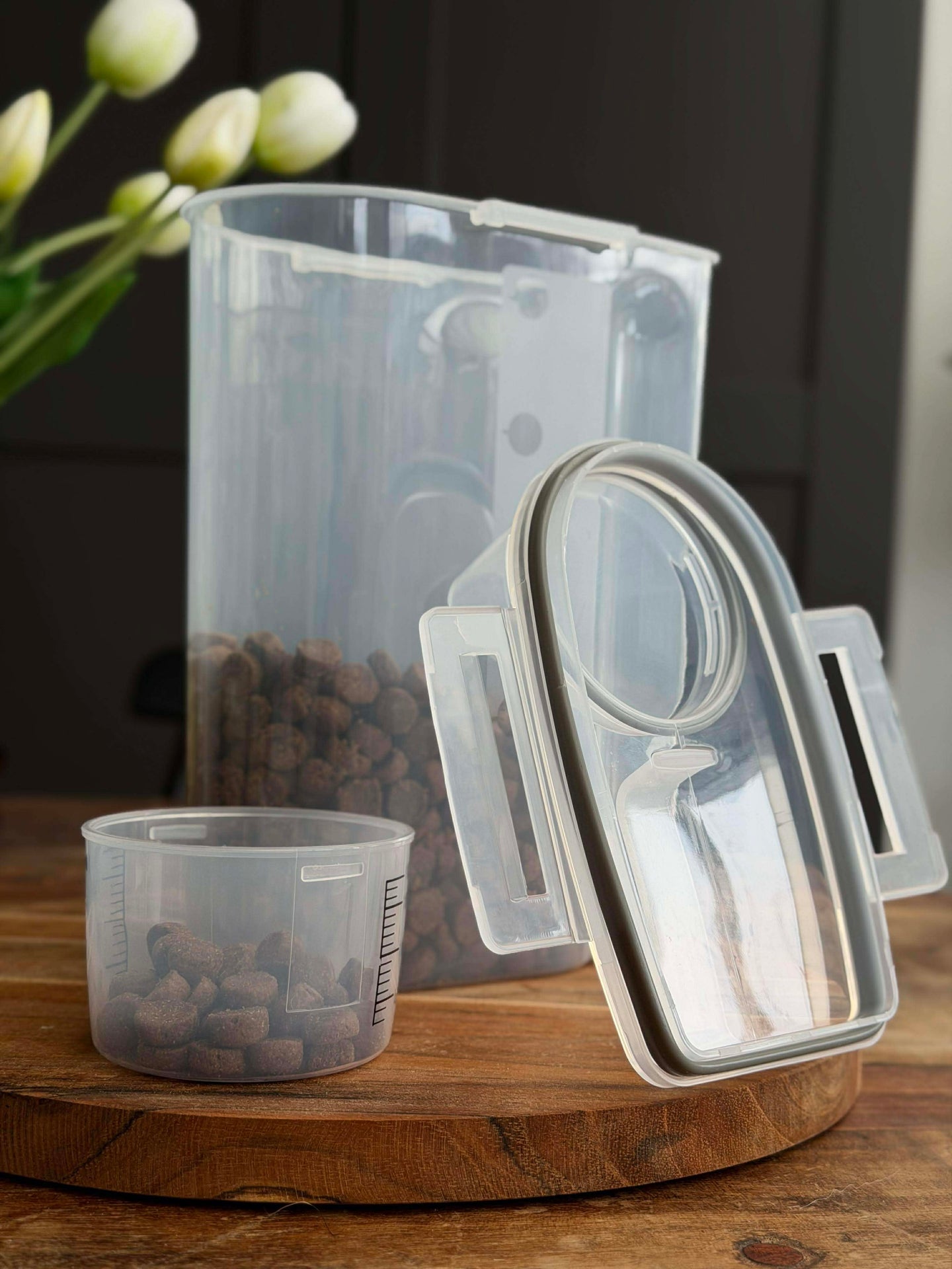 Behälter mit Messbecher für Tierfutter