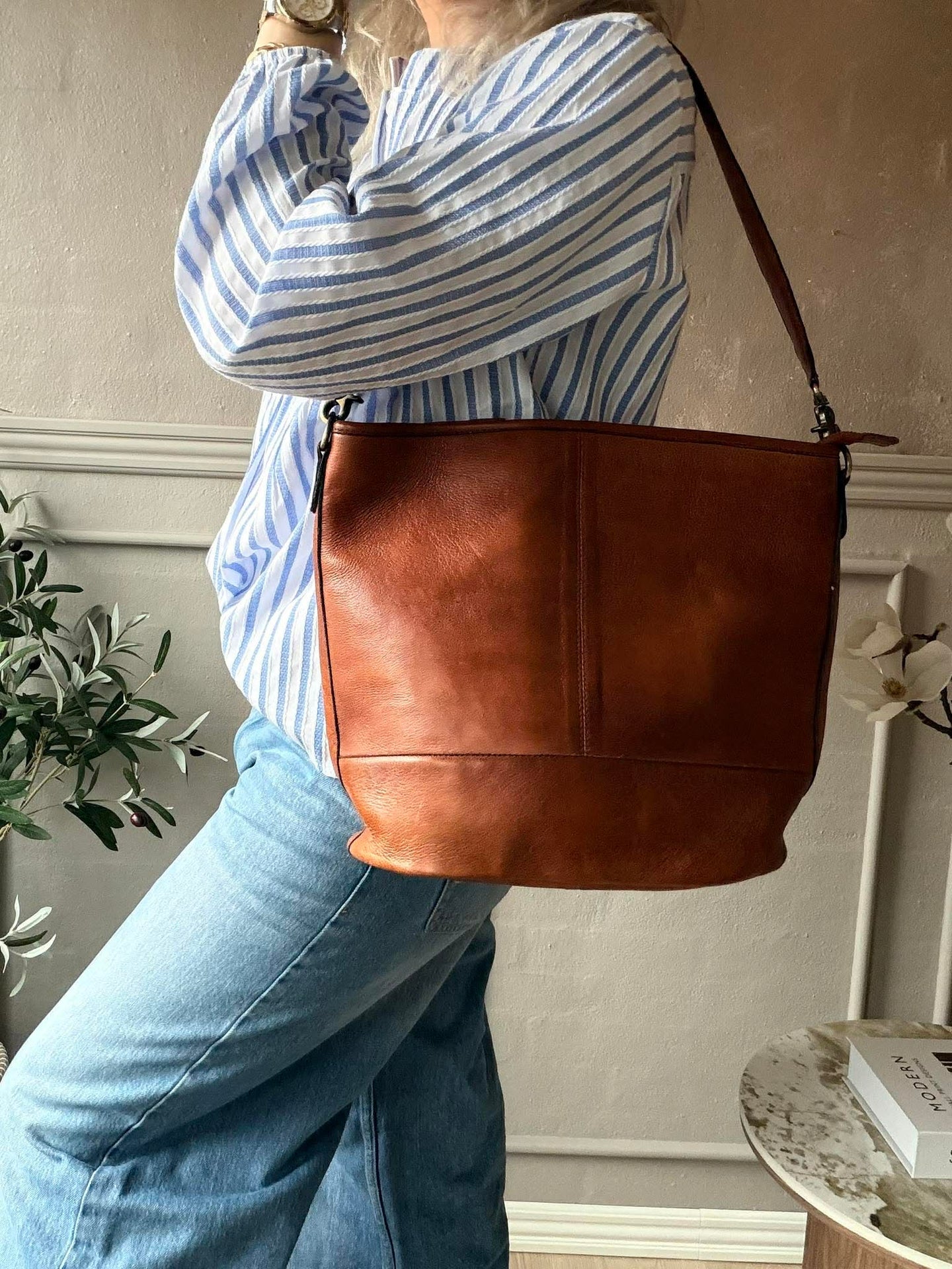 Schultertasche Nomi walnut