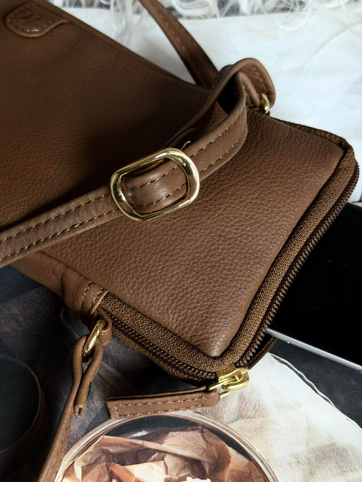 Mobiltaske Misse - Coffee / gold
