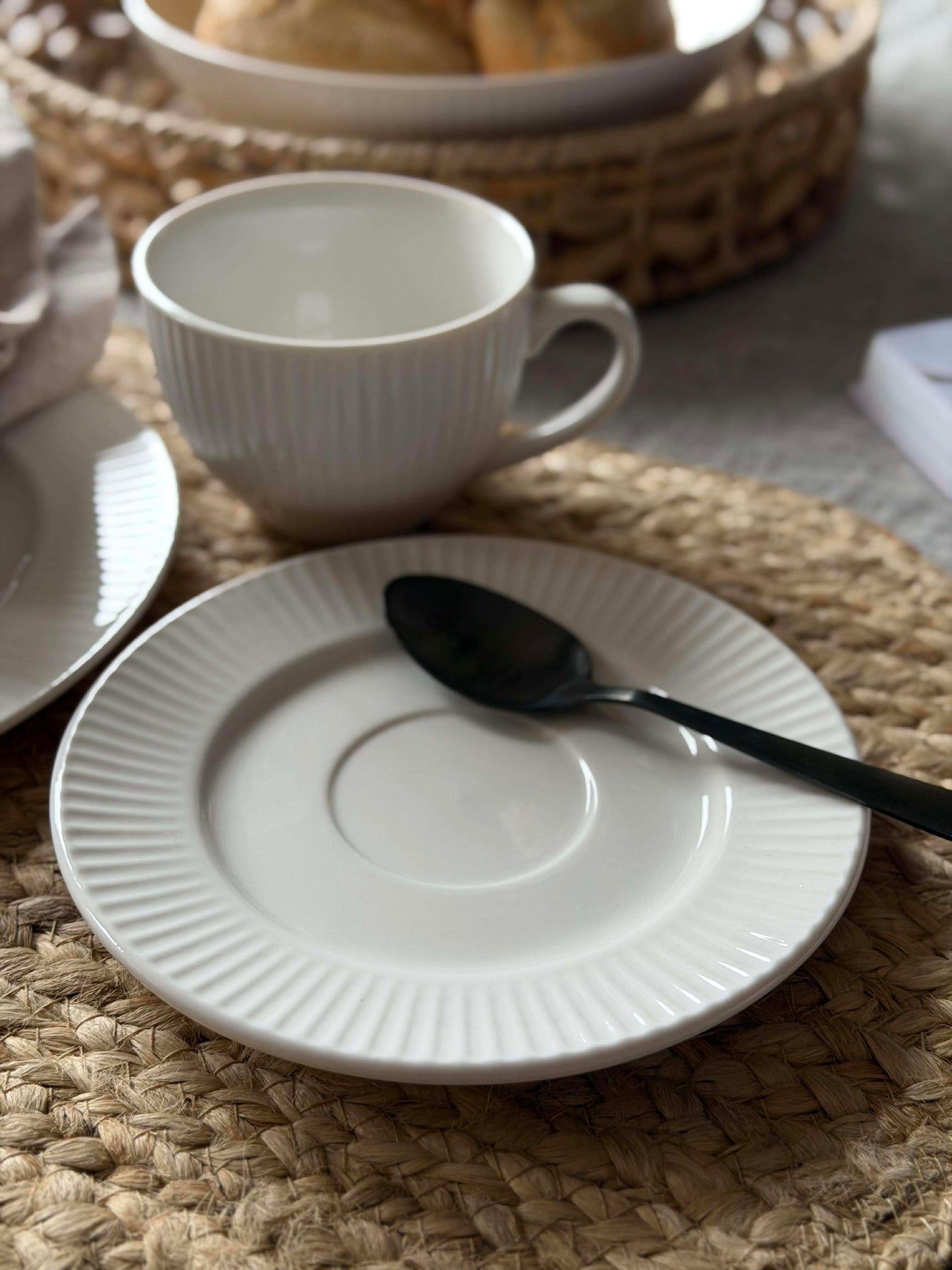 Tasse und Untertasse - geriffeltes Porzellan