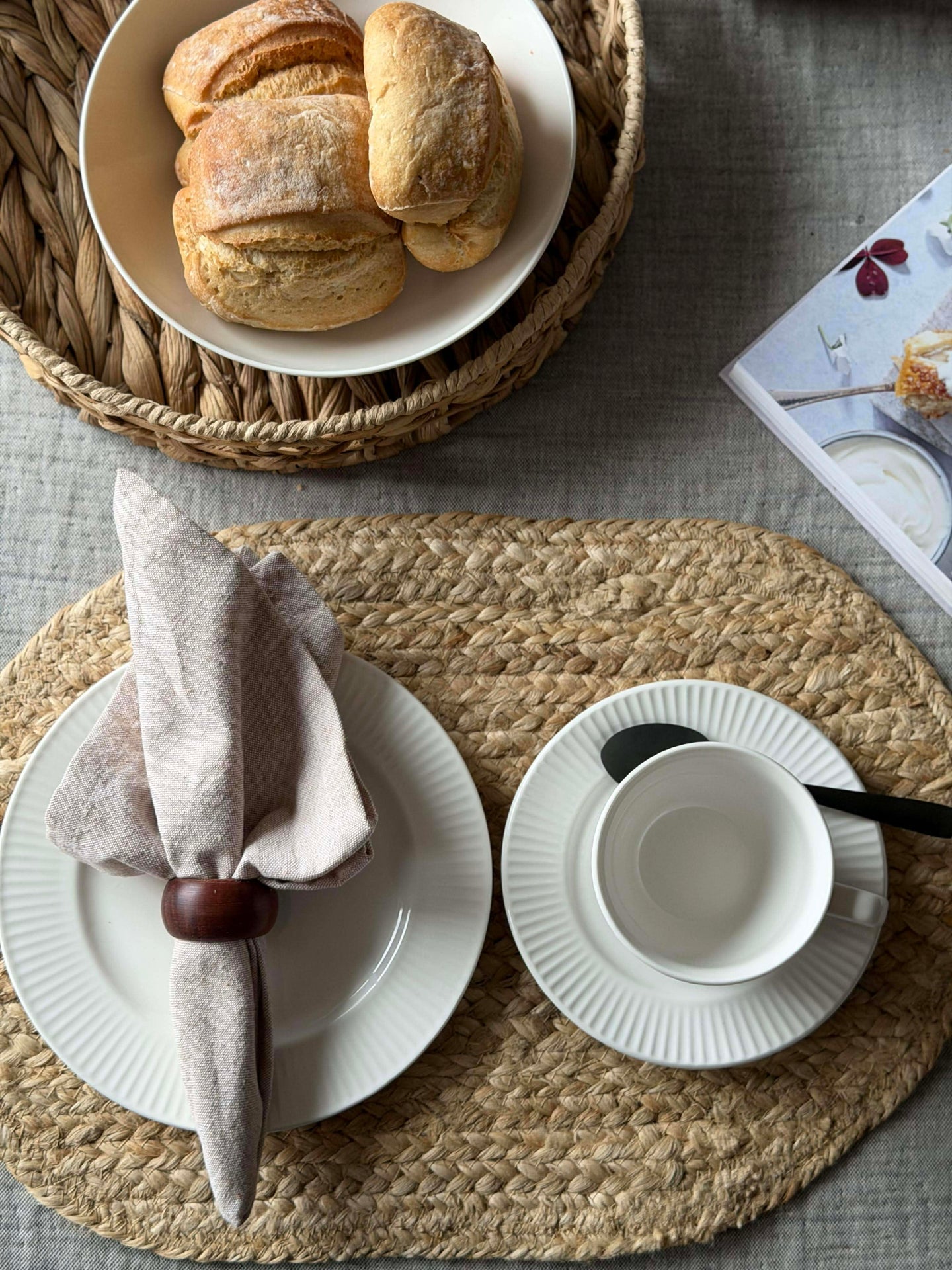 Tasse und Untertasse - geriffeltes Porzellan