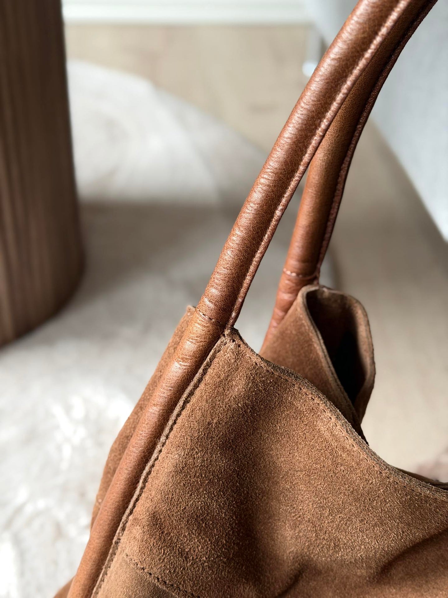 Shopper aus Veloursleder - Walnut