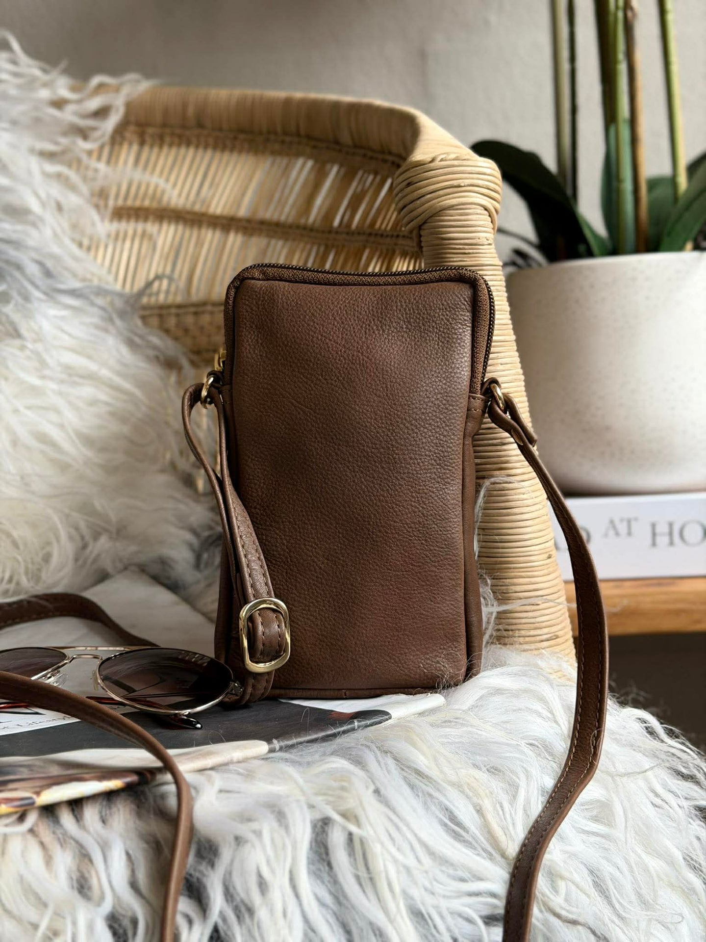 Mobiltaske Misse - Coffee / gold