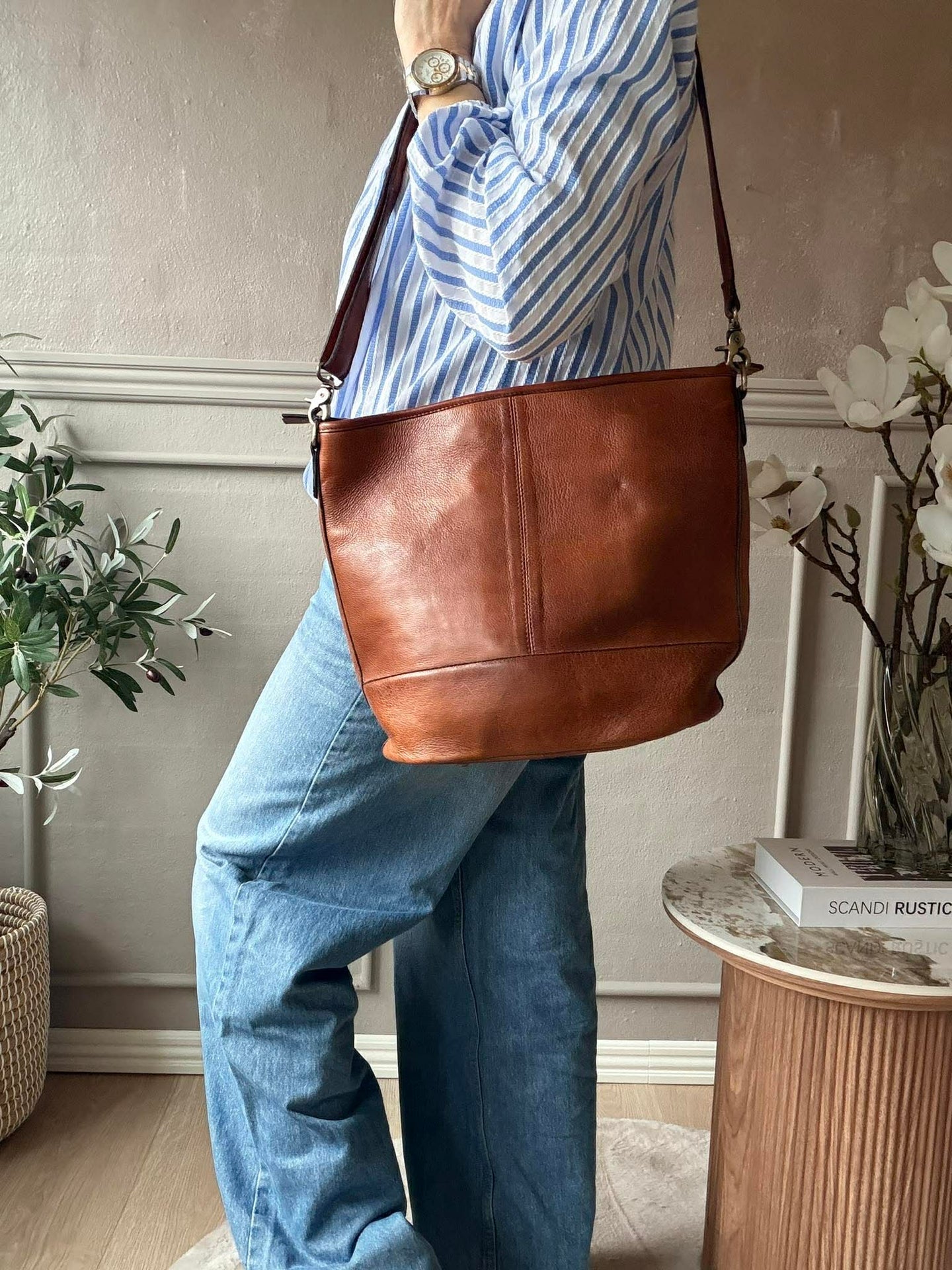 Schultertasche Nomi walnut