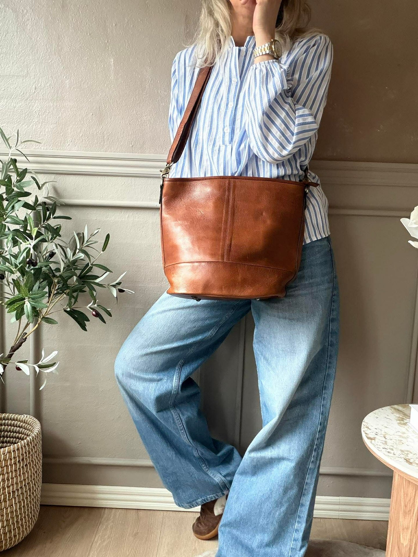 Schultertasche Nomi walnut