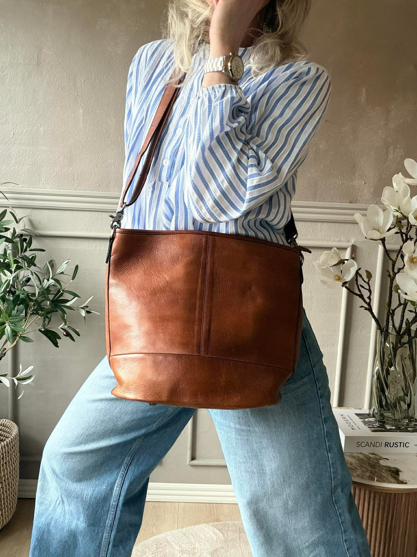Schultertasche Nomi walnut