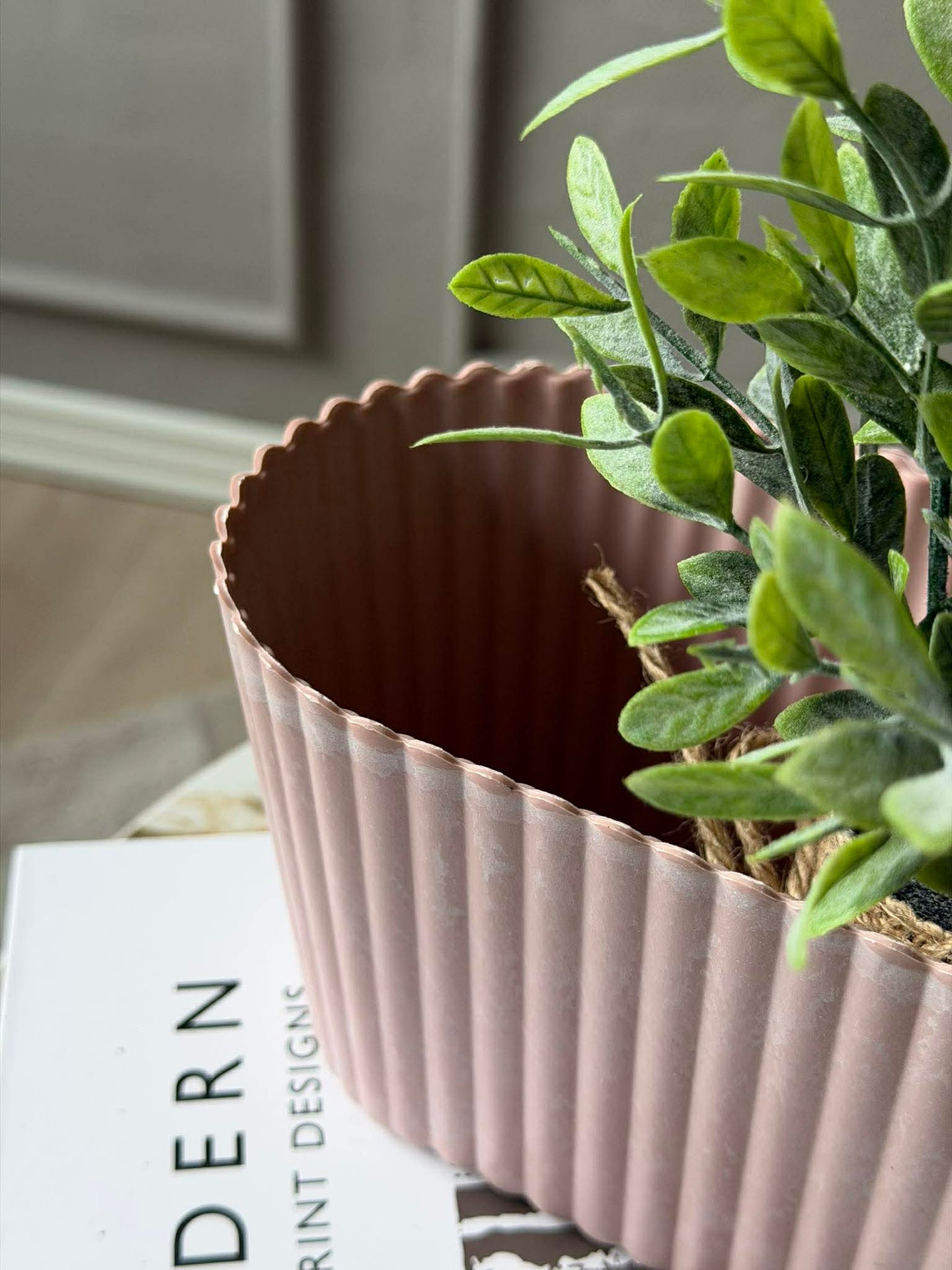 Länglicher Topf im Beton-Look - Rosa
