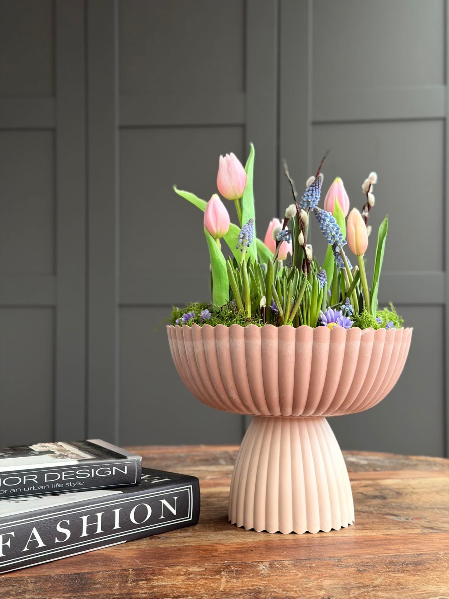 DIY-Arrangement im Beton-Look - Rosa