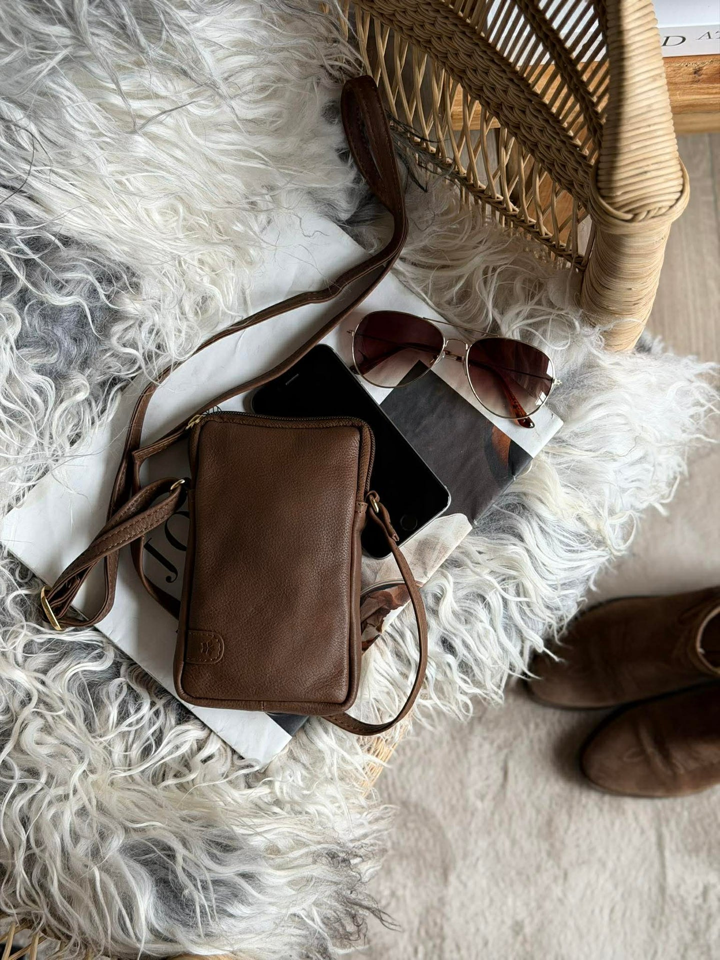 Mobiltaske Misse - Coffee / gold