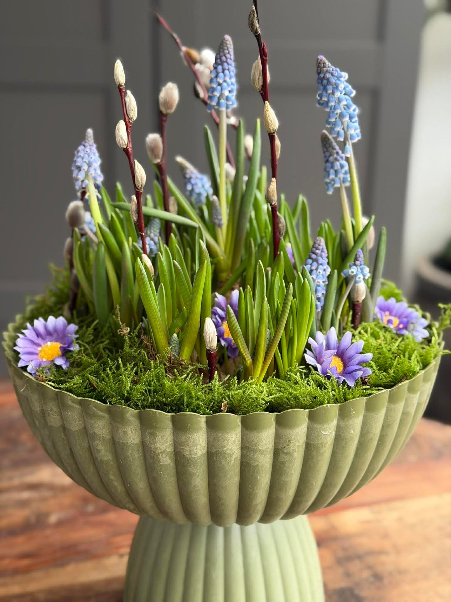 DIY-Arrangement im Beton-Look - Grün