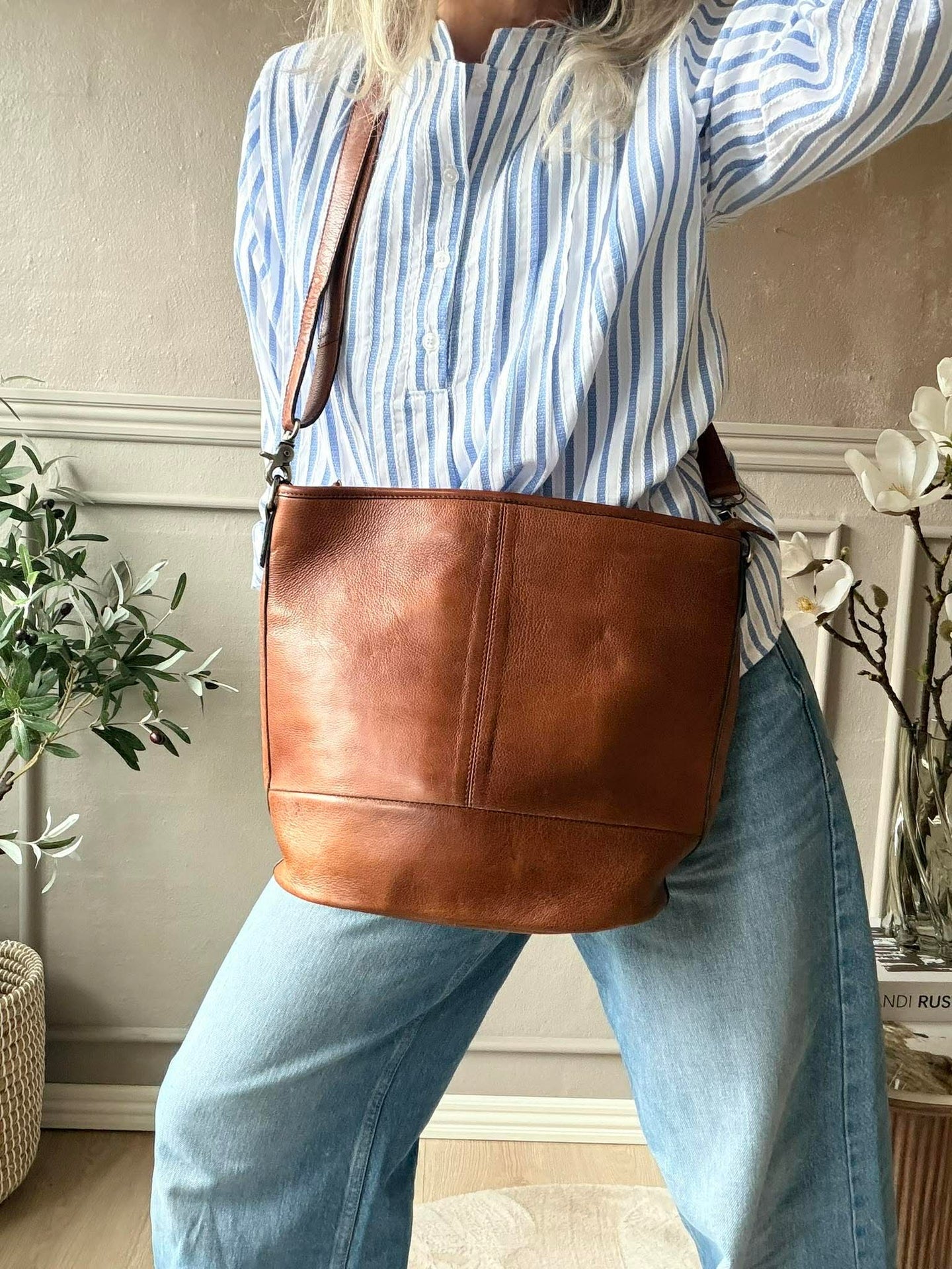 Schultertasche Nomi walnut