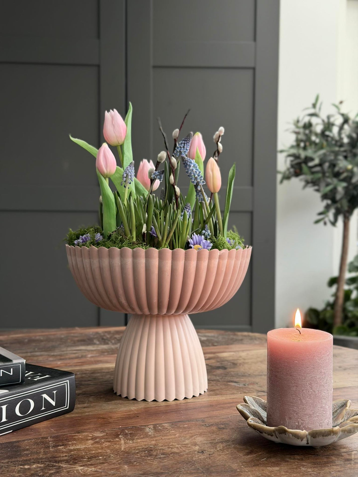 DIY-Arrangement im Beton-Look - Rosa