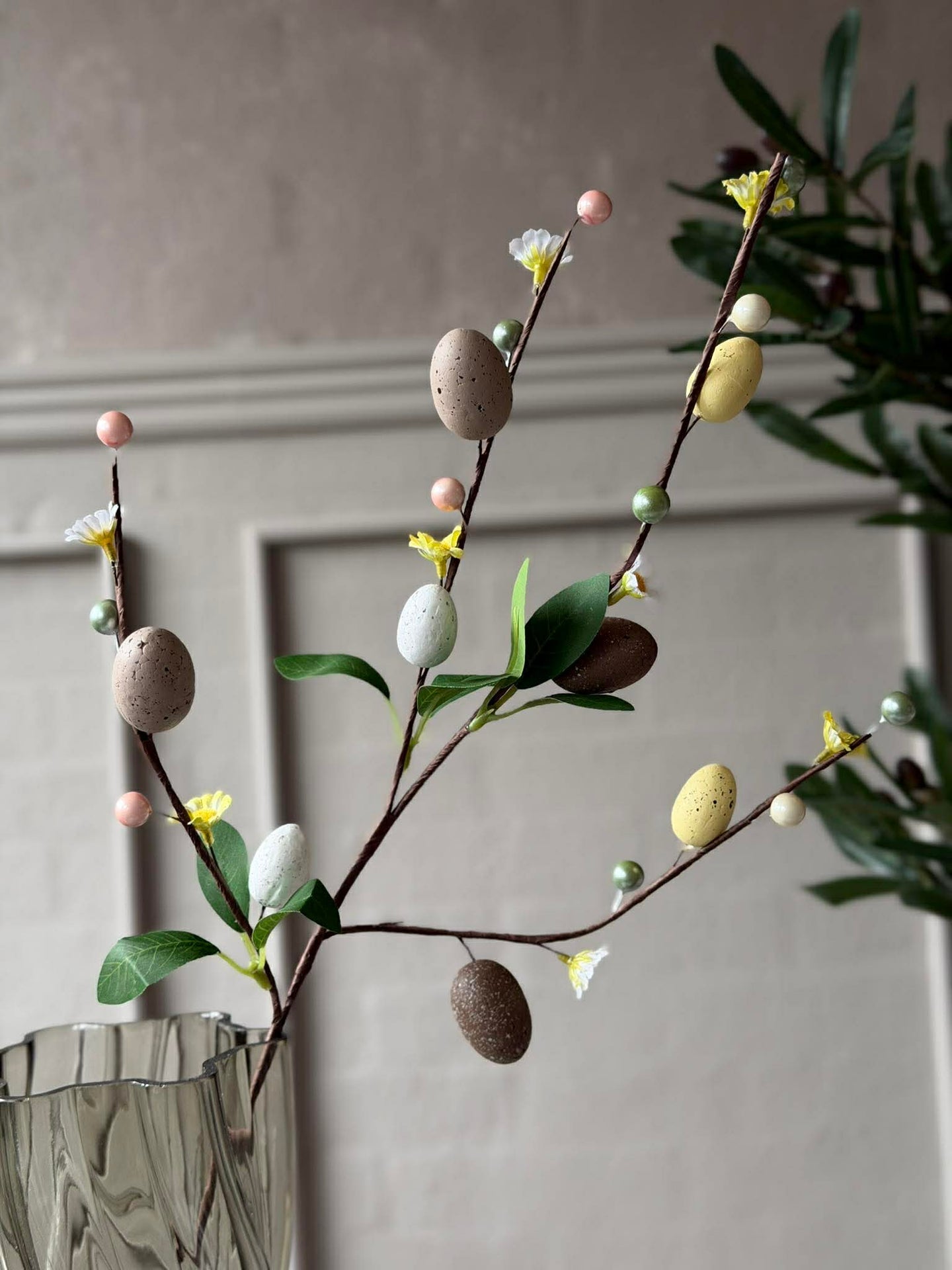 Zweig mit Ostereiern 65 cm - neutrale Farben
