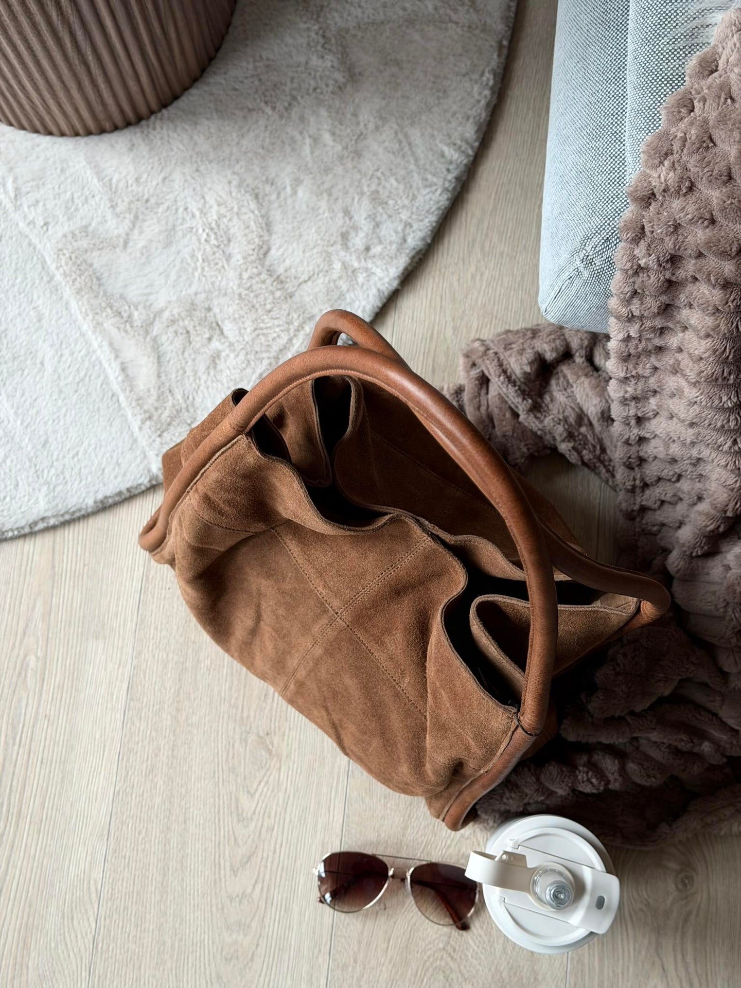 Shopper aus Veloursleder - Walnut
