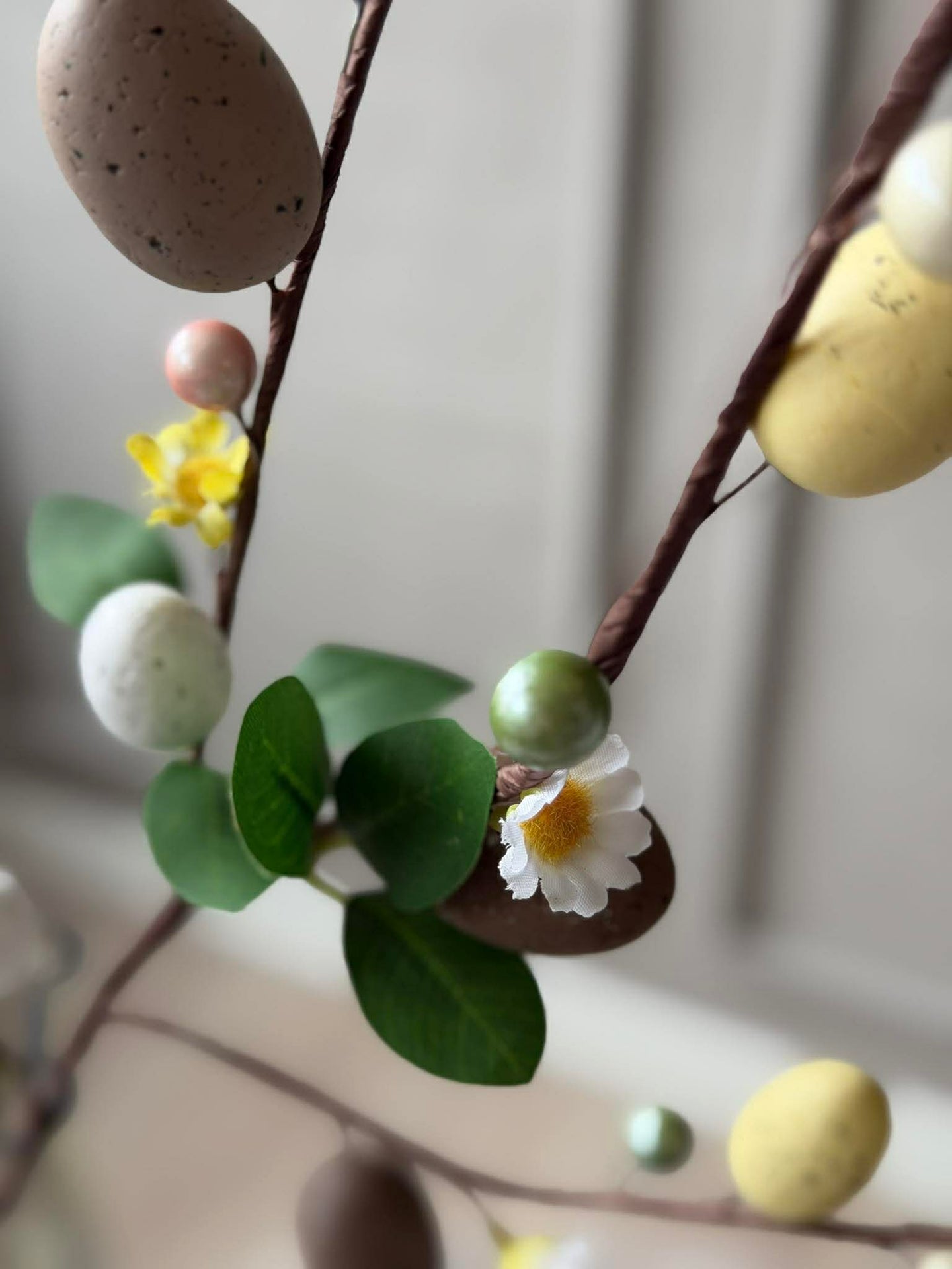 Zweig mit Ostereiern 65 cm - neutrale Farben