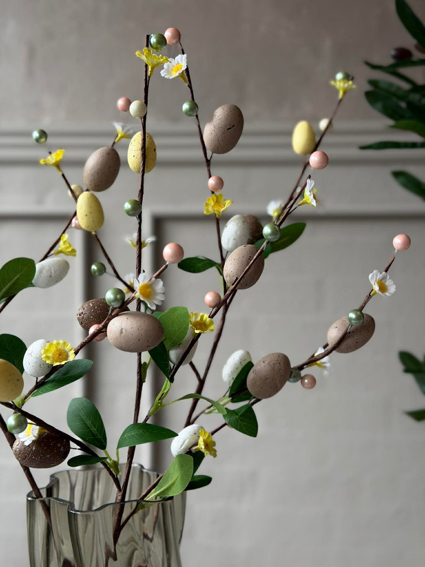 Zweig mit Ostereiern 65 cm - neutrale Farben