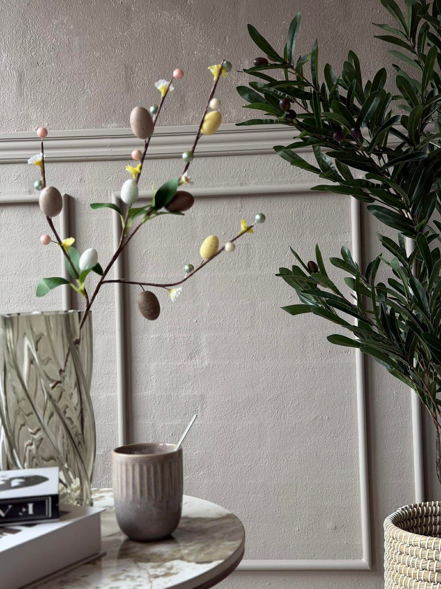 Zweig mit Ostereiern 65 cm - neutrale Farben