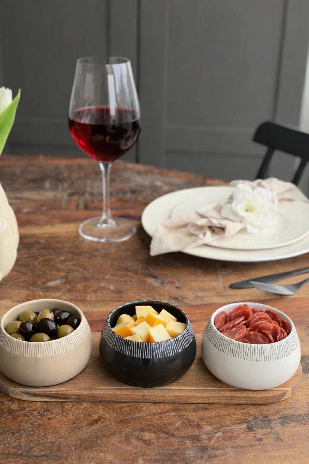 Tapas – 3 Schalen auf langem Tablett