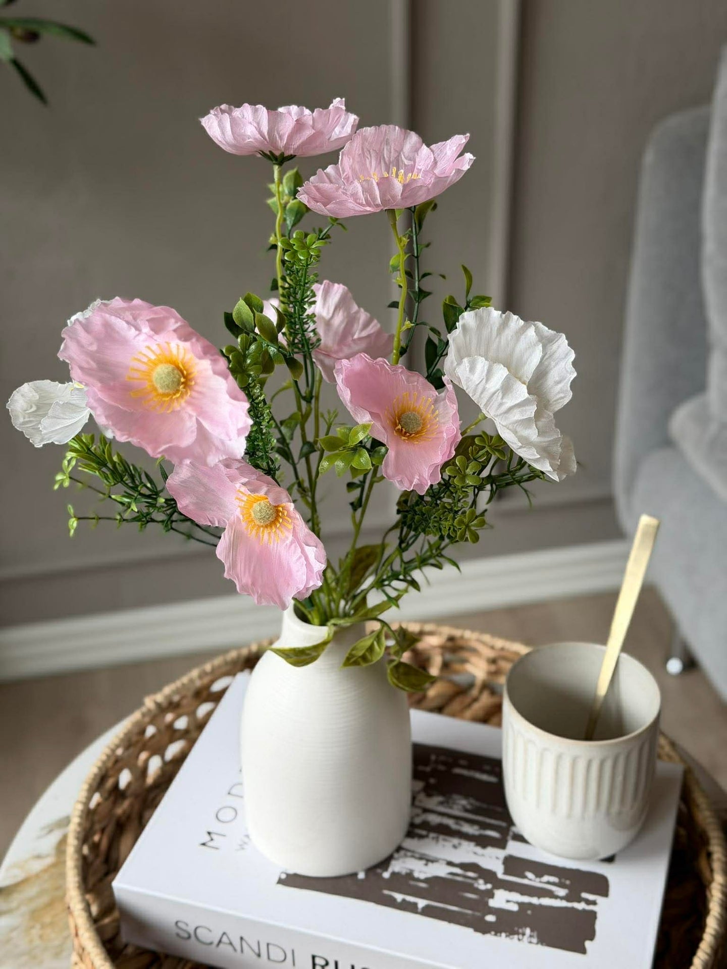Blumen in weißer Vase - Mehrere Farben