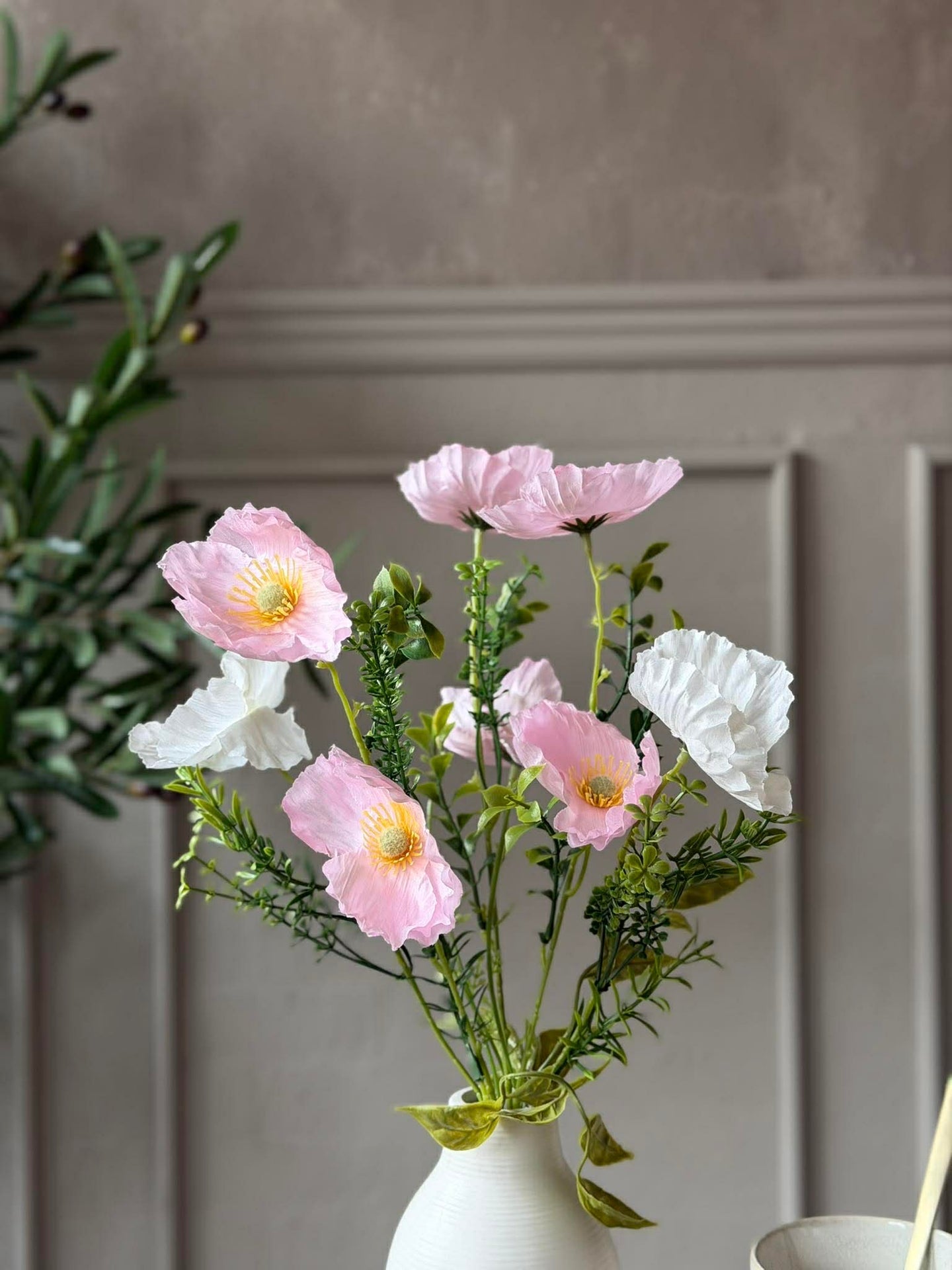 Blumen in weißer Vase - Mehrere Farben