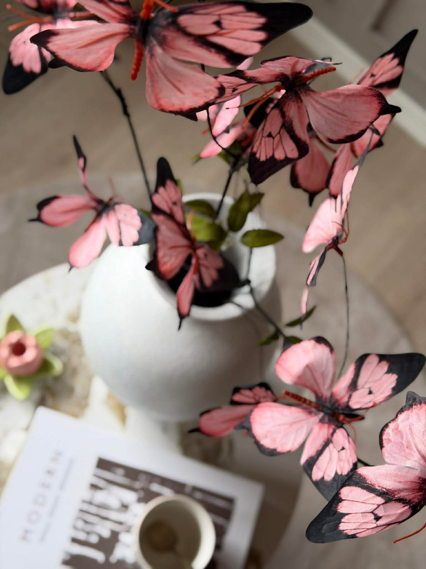 Zweig mit Schmetterlingen - Rosa