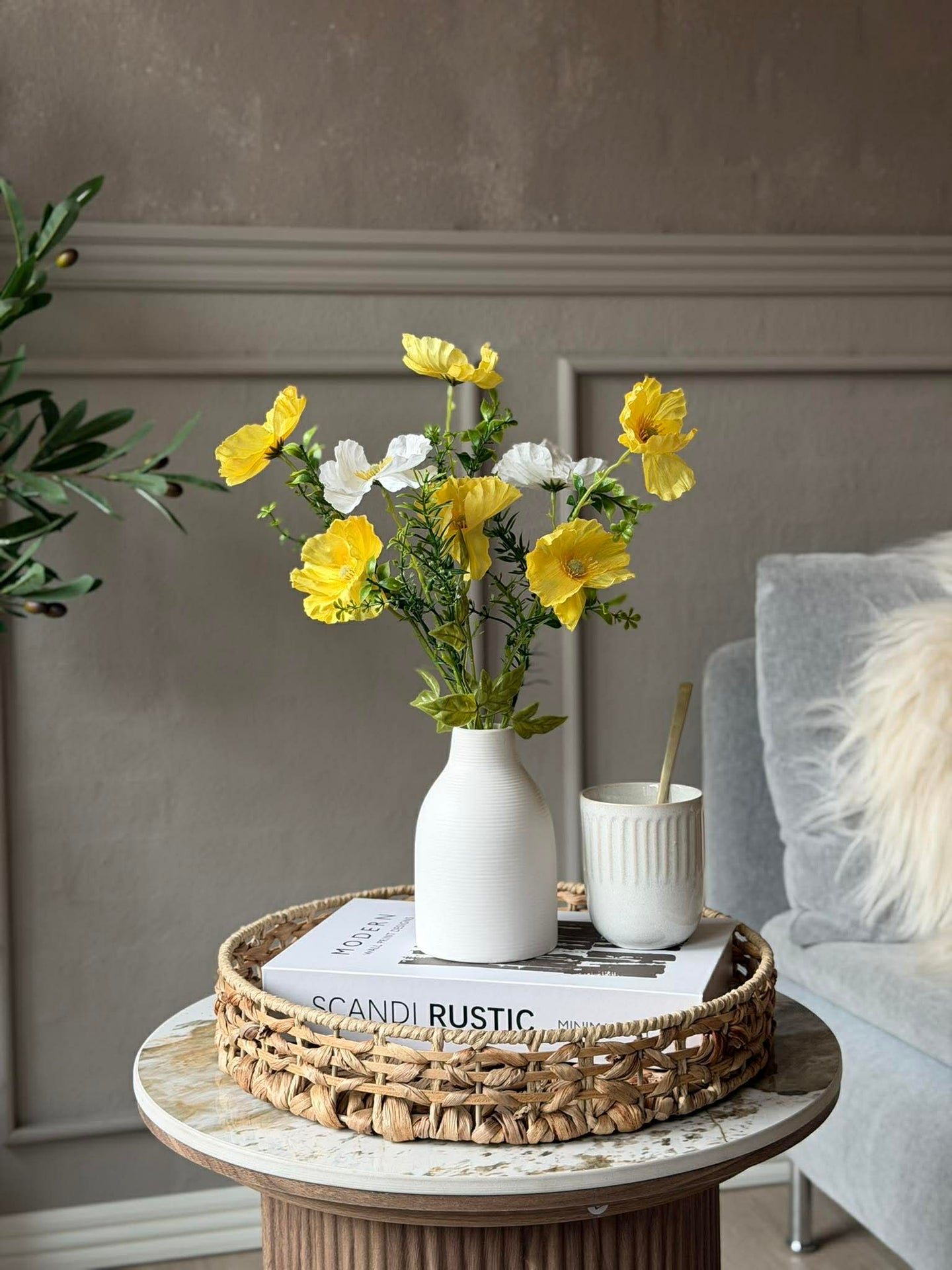 Blumen in weißer Vase - Mehrere Farben