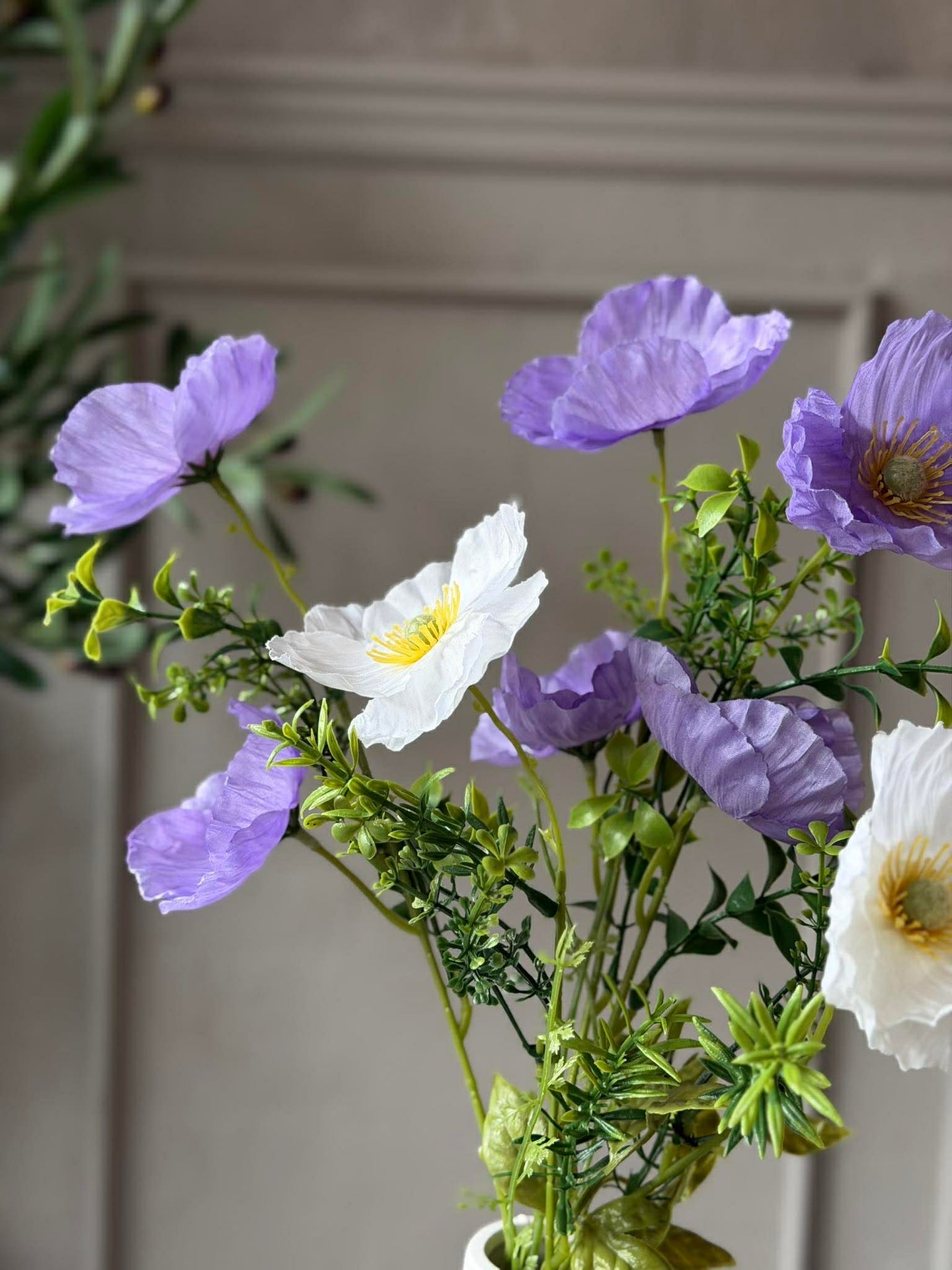 Blumen in weißer Vase - Mehrere Farben