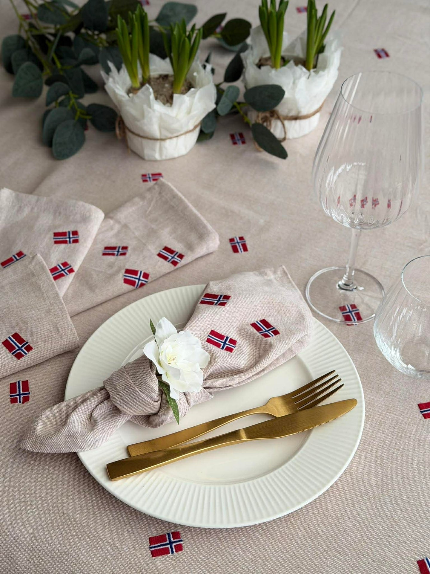 Tischdecke mit bestickter norwegischer Flagge - Mehrere Größen