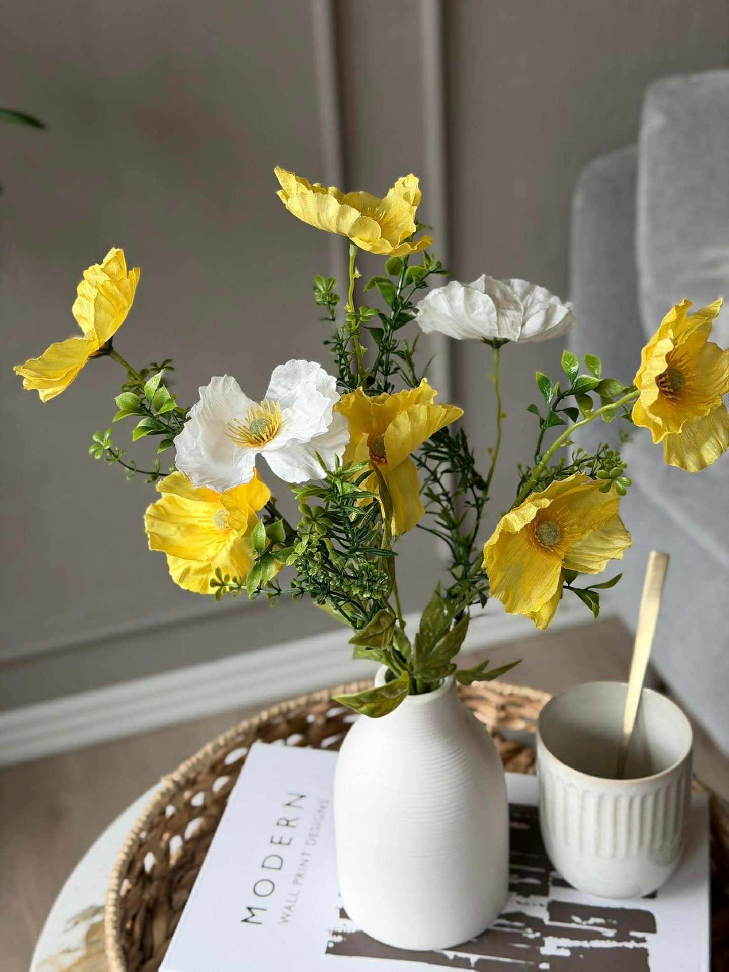 Blumen in weißer Vase - Mehrere Farben